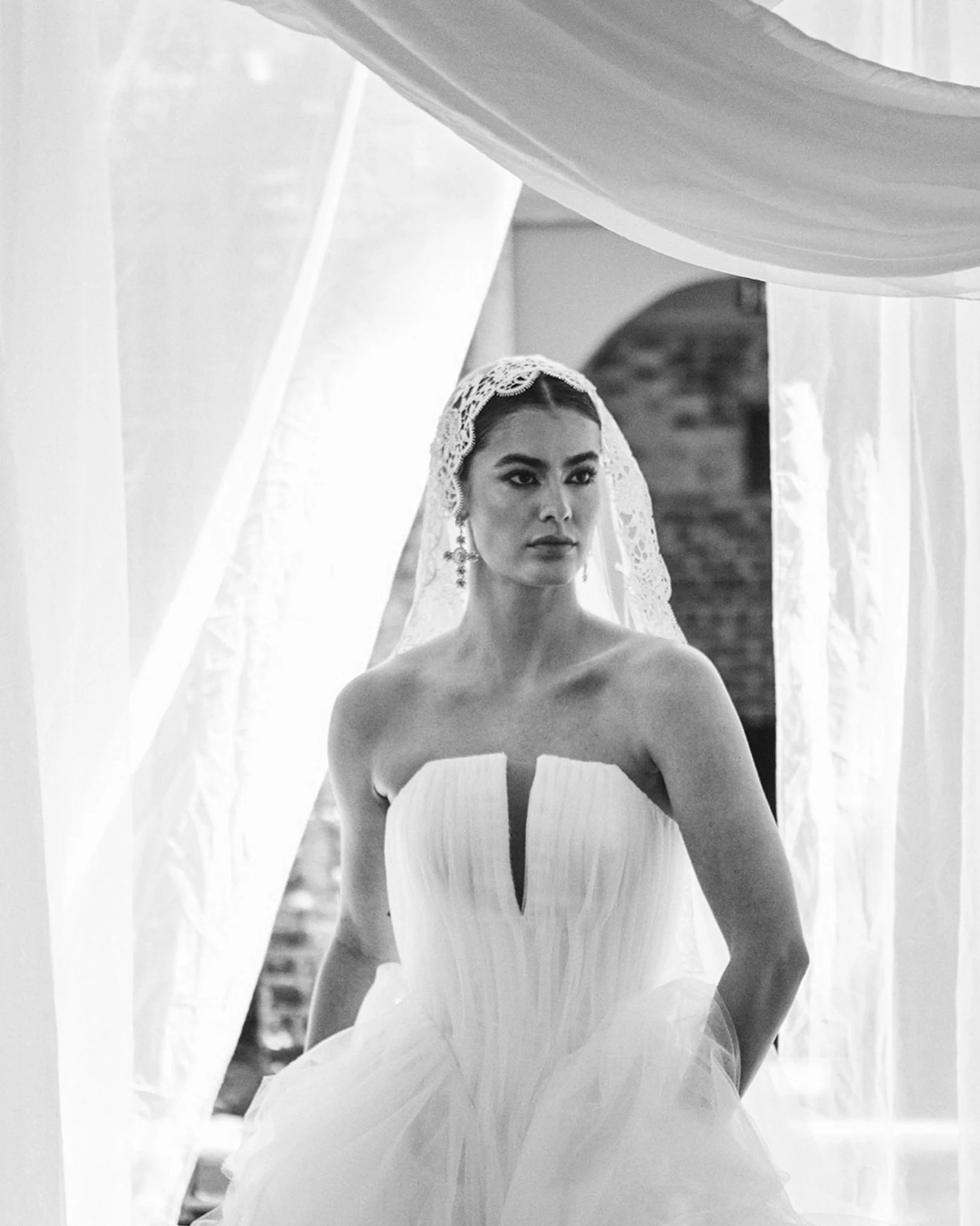 The dreamiest ivory gothic wedding inspiration&mdash;layered with pearls, vintage silver platters, and romantic drapery 🤍
Just the soft, pretty, in-between things&hellip; the layers, the light, the textures that make a wedding day feel like you. A l
