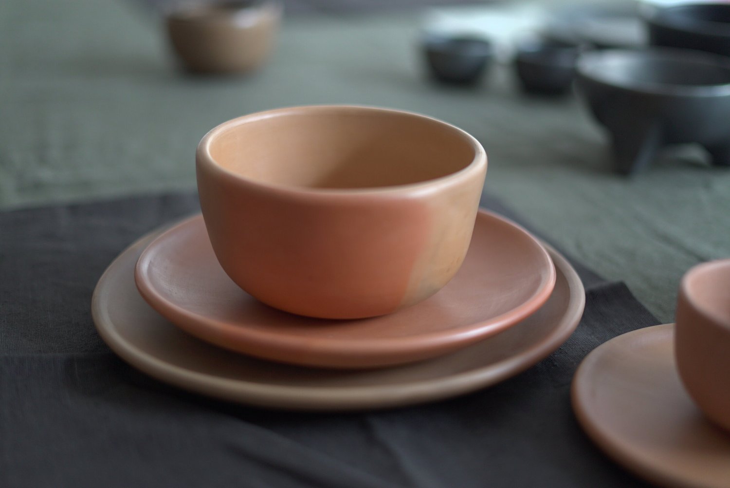 Una elegante naturaleza muerta de tazas de café de cerámica antigua  apiladas en alto generada por ia