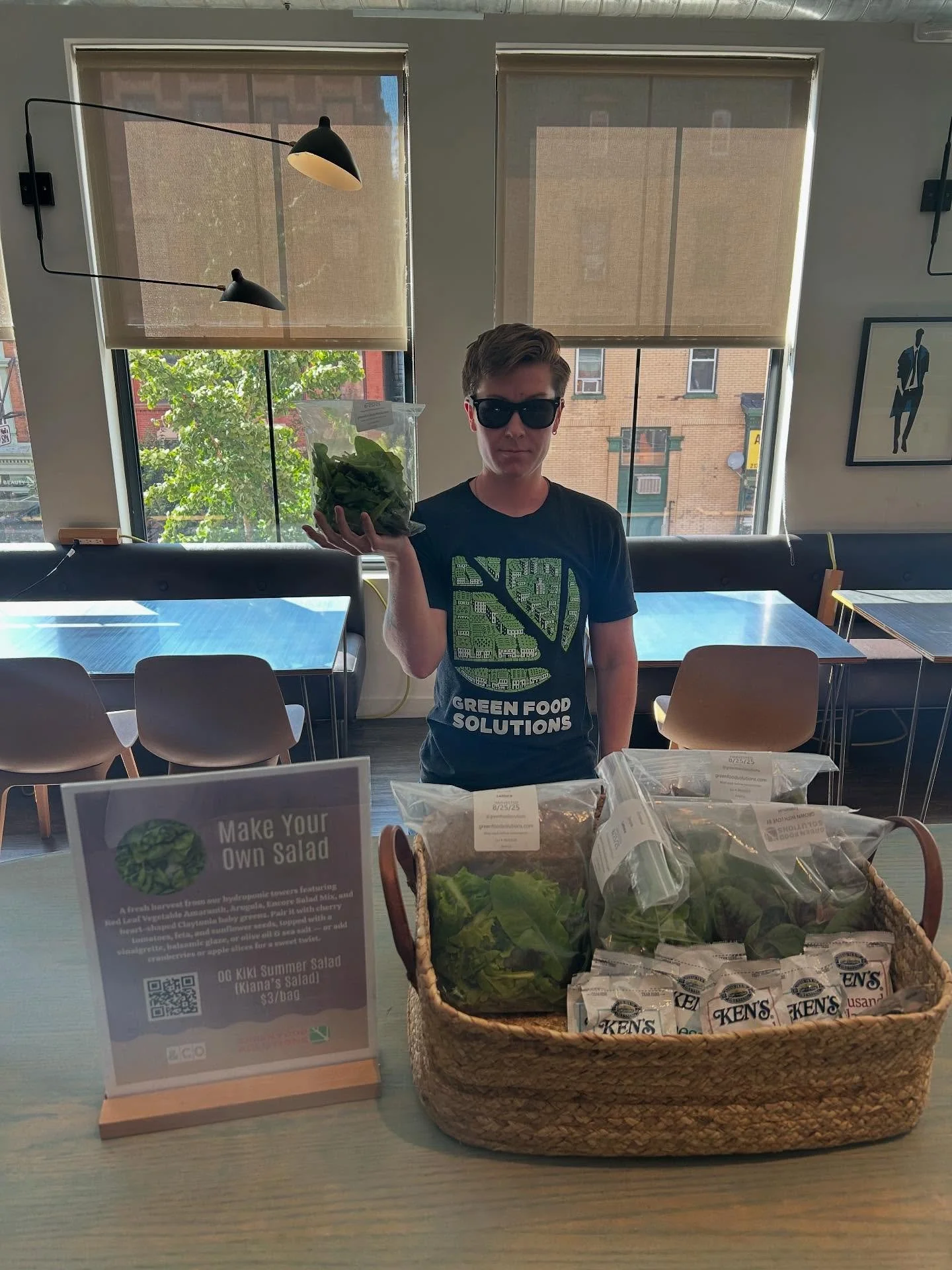 Spotlight your amazing staff with their very own salad profile🌱🥬

Companies celebrate the people behind their success in many ways, one #jerseycity #coworking_space called @andcowork does it with having one of our Garden Amenities&reg;️ on site👩&z