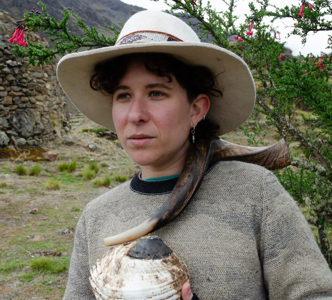  
 Canto V. Engelhard 
 

 
 
  Canto V. Engelhard  is an artist, writer and researcher from Lima. They collaborate in sound healing, experimental and ceremonial music projects and have exhibited sound installations in Xapiri Ground in Cusco, SVA Fla