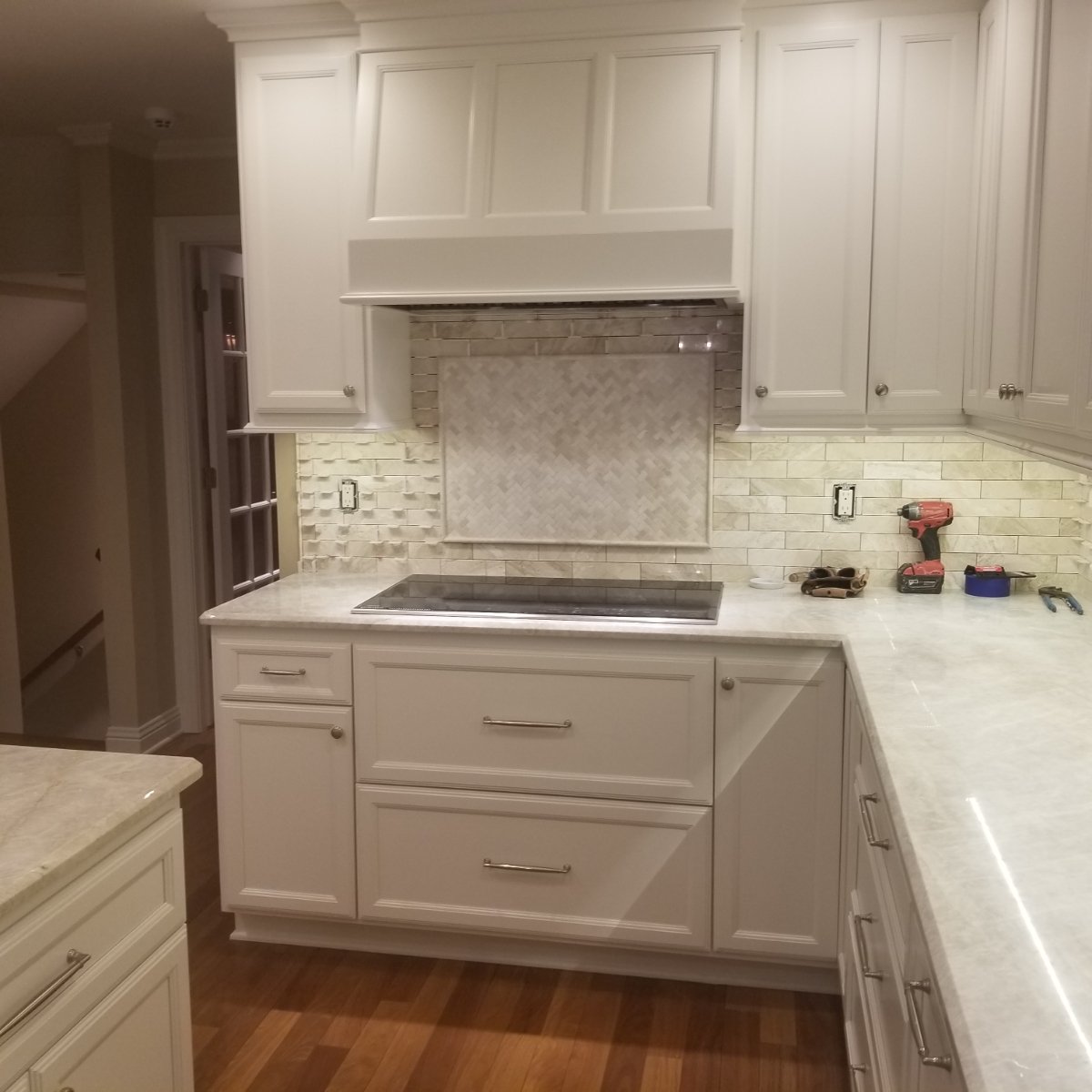 White Marble Kitchen picture frame backsplash.