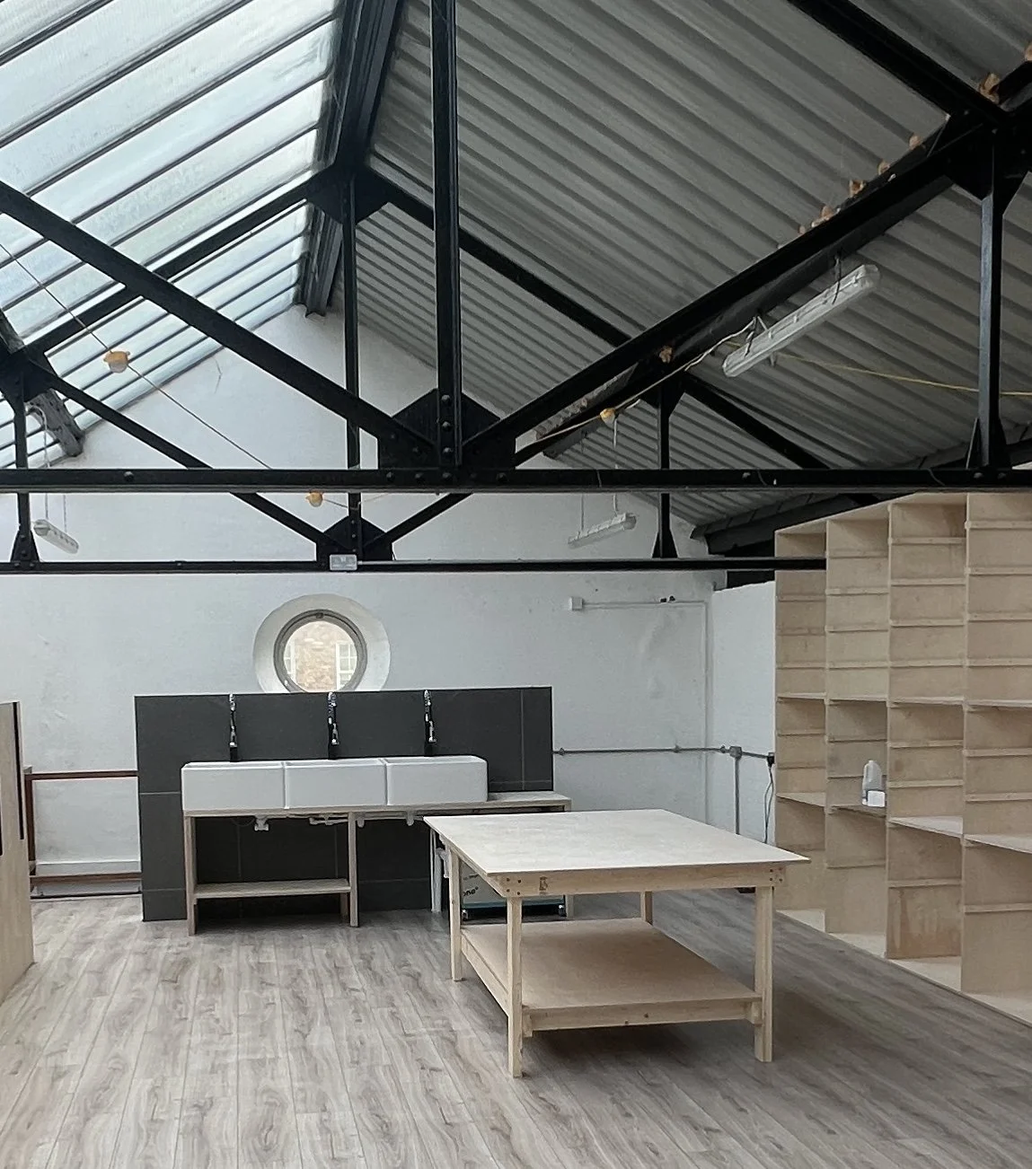 Wedging bench, sinks and shelves (Oval)