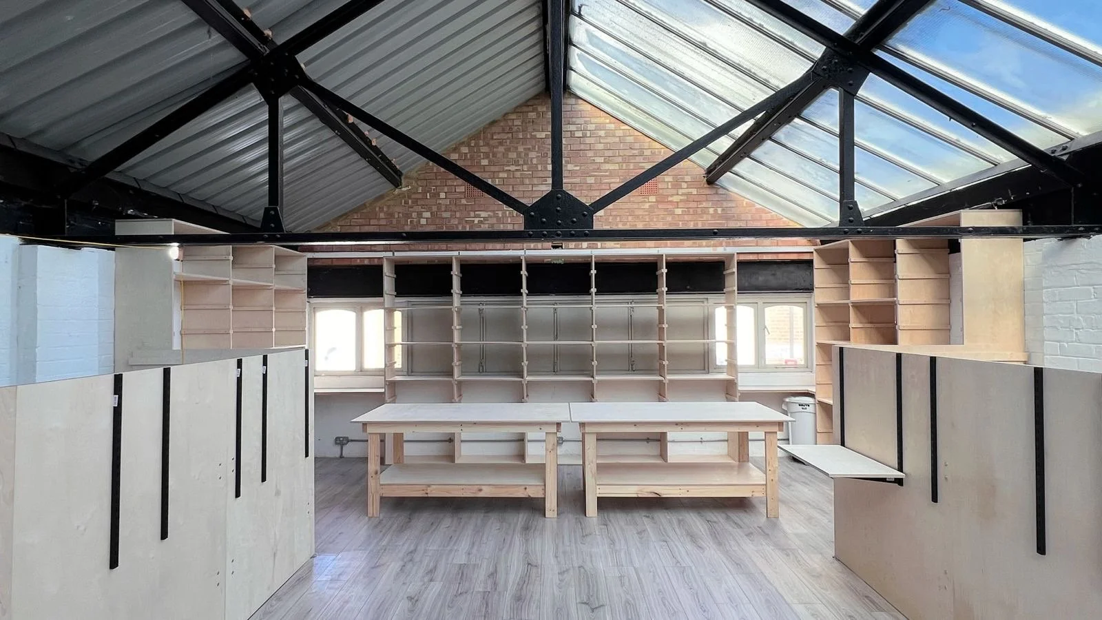 Wedging bench and shelves (Oval)