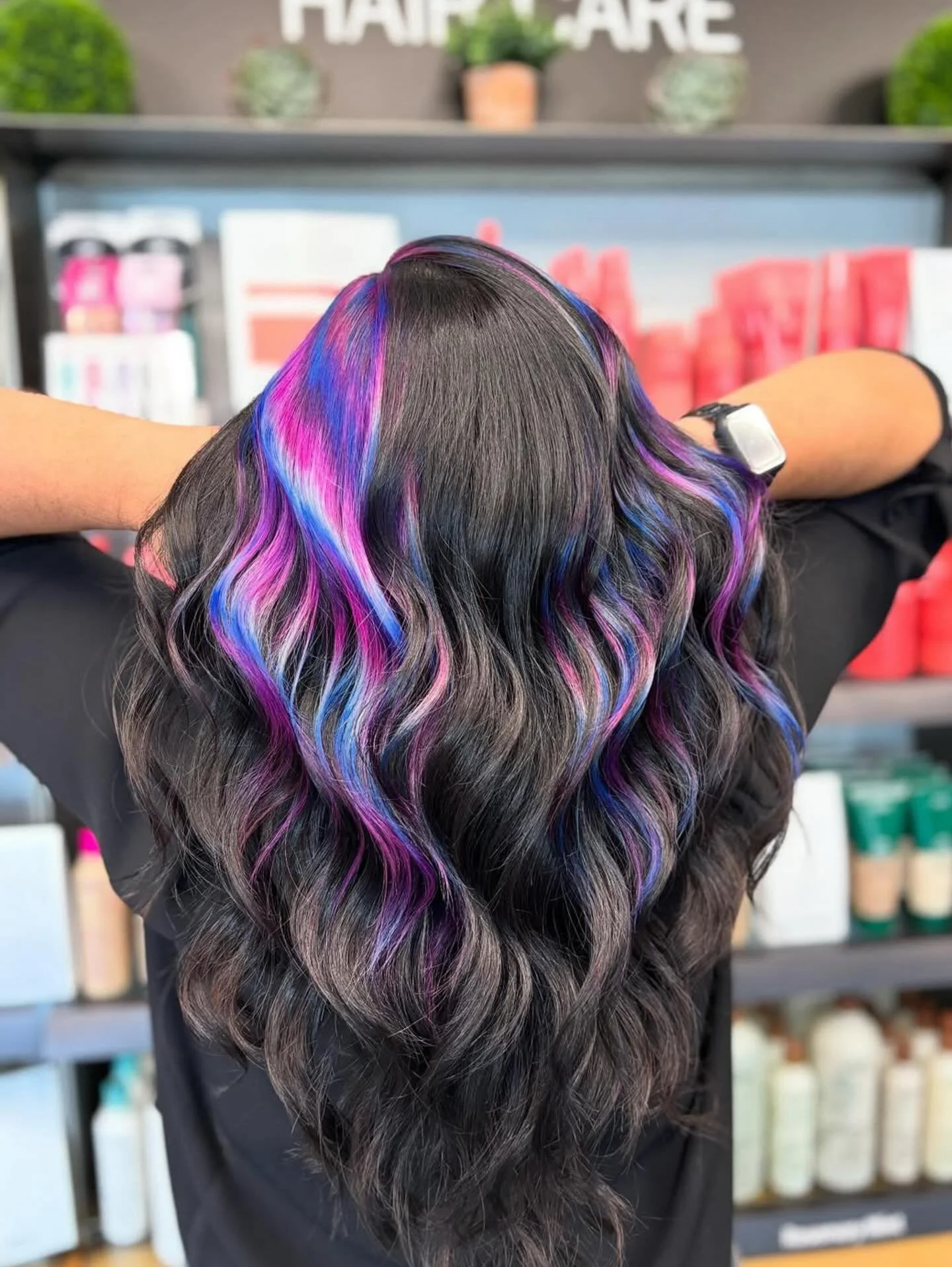 Heard it&rsquo;s Friday&hellip; and you know what that means 👀 #FormulaFriday is here! This one is giving us major prism hair dreams 🌈✨

@hairby.maddyyy absolutely crushed it using Aveda Vibrants to create this stunning blend - check out her formul