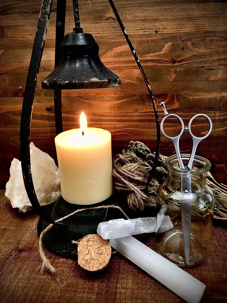 Cord cutting candle with scissors