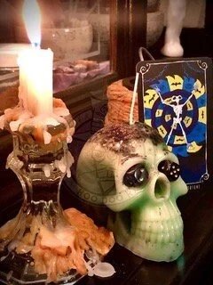 Money skull candle