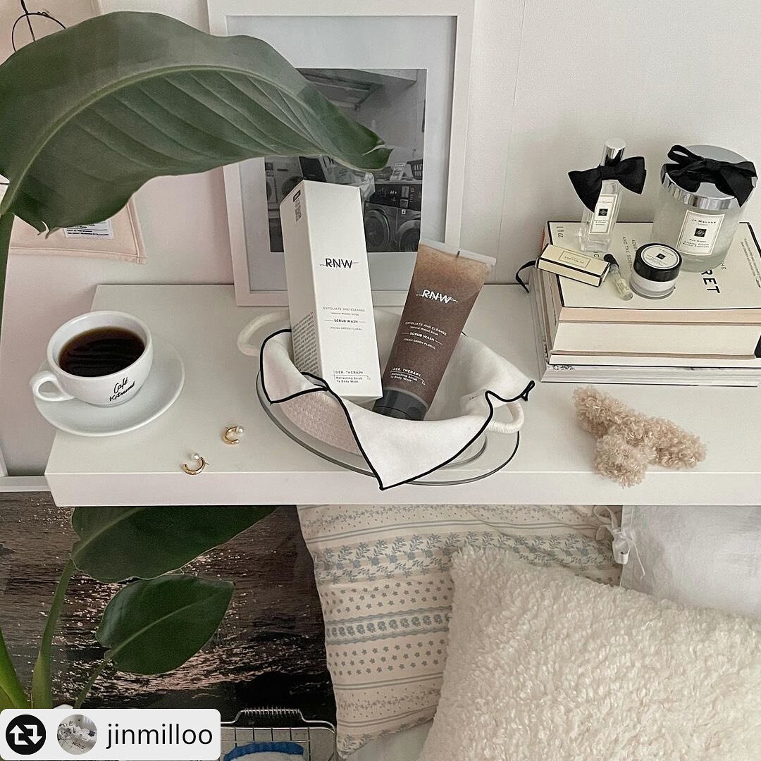 @jinmilloo by 
스크럽, 마사지, 바디워시까지. 
세 가지를 한 번에 즐길 수 있는 
rnw 더 테라피 리프레싱 스크럽 투 바디워시🤎

젤 타입의 가벼운 스크럽 제형. 
물에 닿으면 생기는 풍성한 거품으로 
자극 없이 부드럽게- 

온몸에 싱그러운 향 폴폴 풍기면서 
촉촉하고 보들보들. 
이 느낌이 너무 좋아 스크럽 못 끊음🤎
