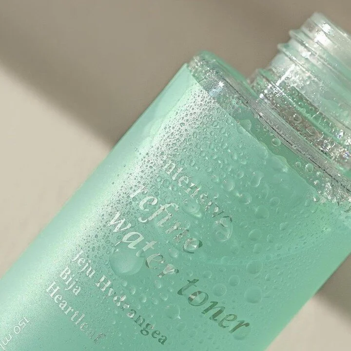 수분을 가득 머금은 
제주 천연 수국잎 추출물로

예민해지고 건조한 피부에
수분꽃을 피우세요🌼

-
Full of moisture.
From Jeju Natural Hydrangea Leaf Extract.

Perfect for sensitive and dry skin,
Like the moisturizing bloom of a flower on your skin