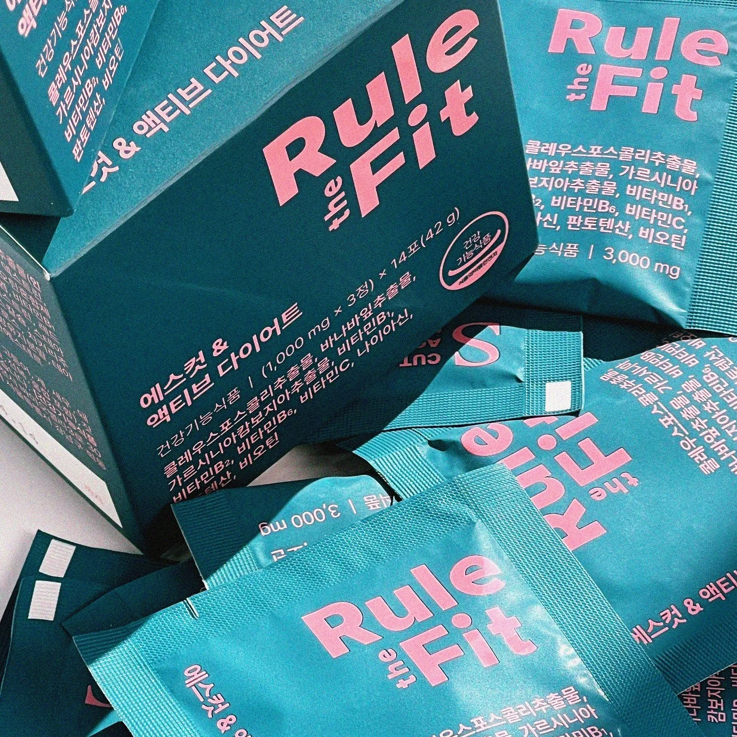 Rule the Fit items for your daily life

오늘도 가볍게 하루 한포로 언제 어디서나 부담없이
혈당 CUT !
체지방 CUT ! 
탄수화물 CUT !

룰더핏 에스컷 &amp; 액티브 다이어트 

*
Easily slip it out of your bag today!
With just one packet a day, you can effortlessly: 
Blood Sugar CUT�Body Fat CUT�Carbs