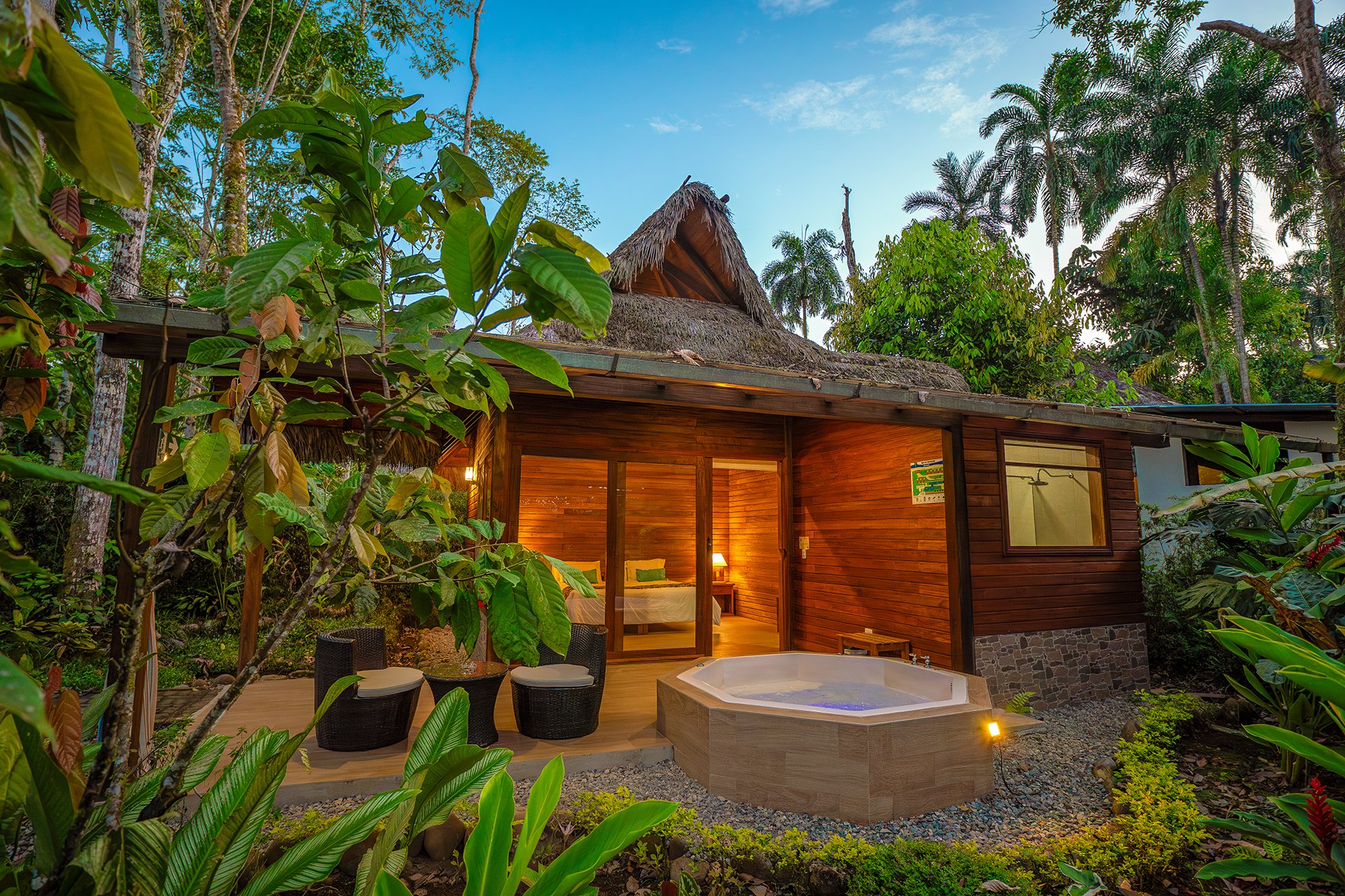 Exterior de la Cabaña y Jacuzzi con vista a los jardines