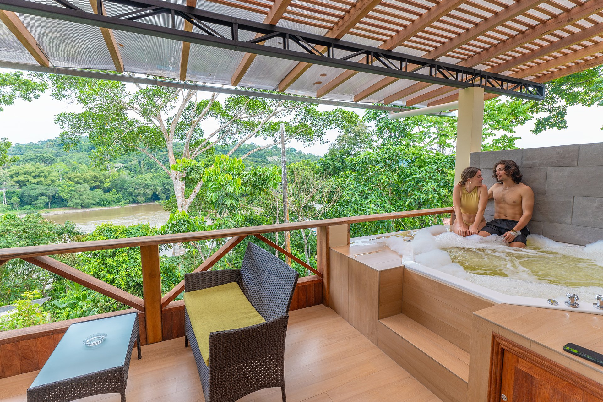 Jacuzzi con vistas al rio