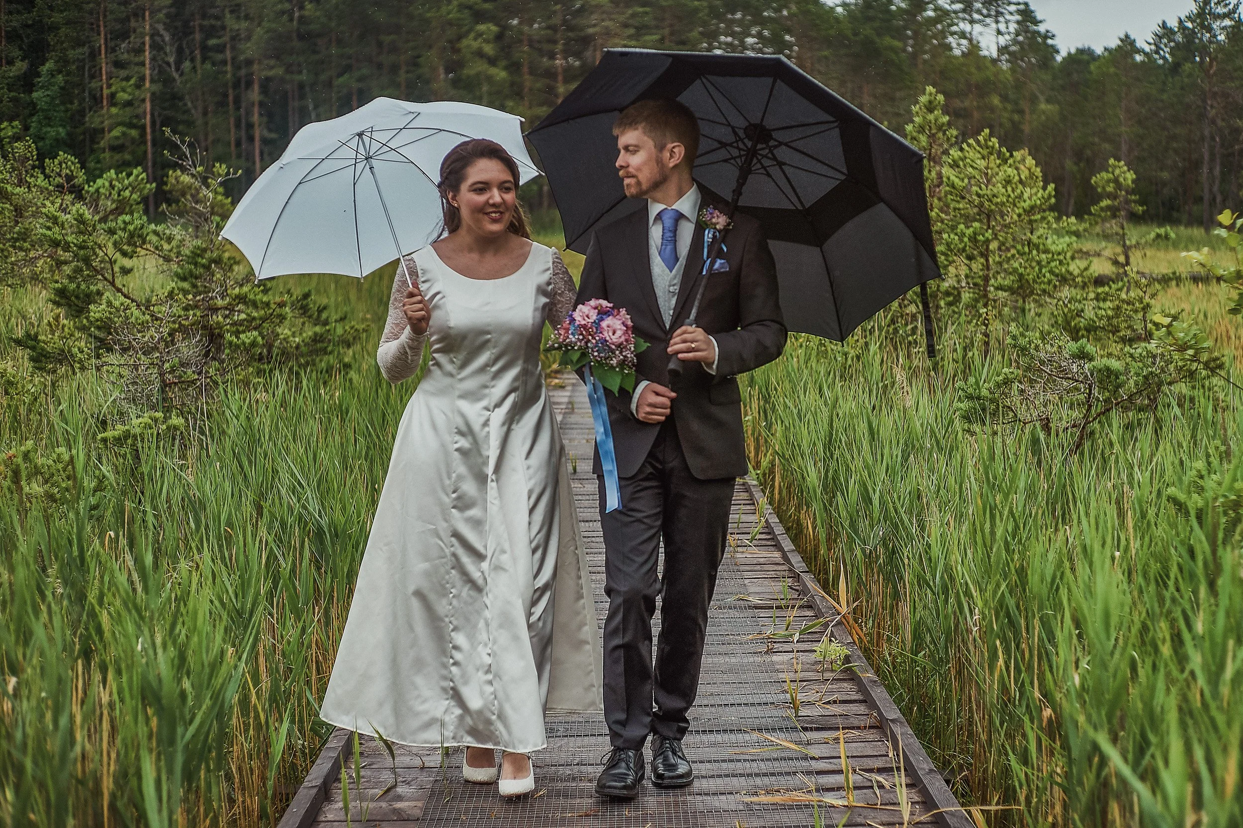 Bröllopspar med paraply