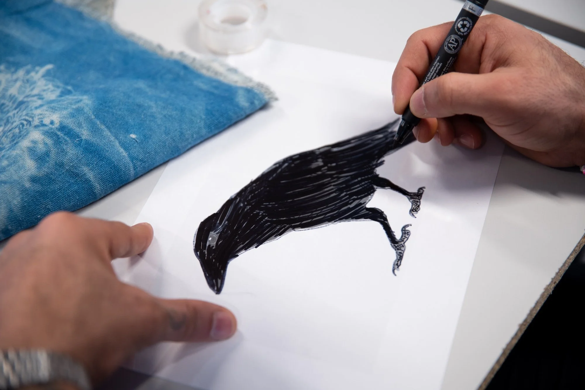 Sceneteppe til Ringerike fengsel, avdeling Ullersmo, i samarbeid med en gruppe innsatte. Teknikk og materiale: Cyanotype på tekstilbiter i bomull, lin, silke og ull, broderi i ull, silke og bomull, applikert på kraftig bomullstekstil. Håndsøm. Fôret 