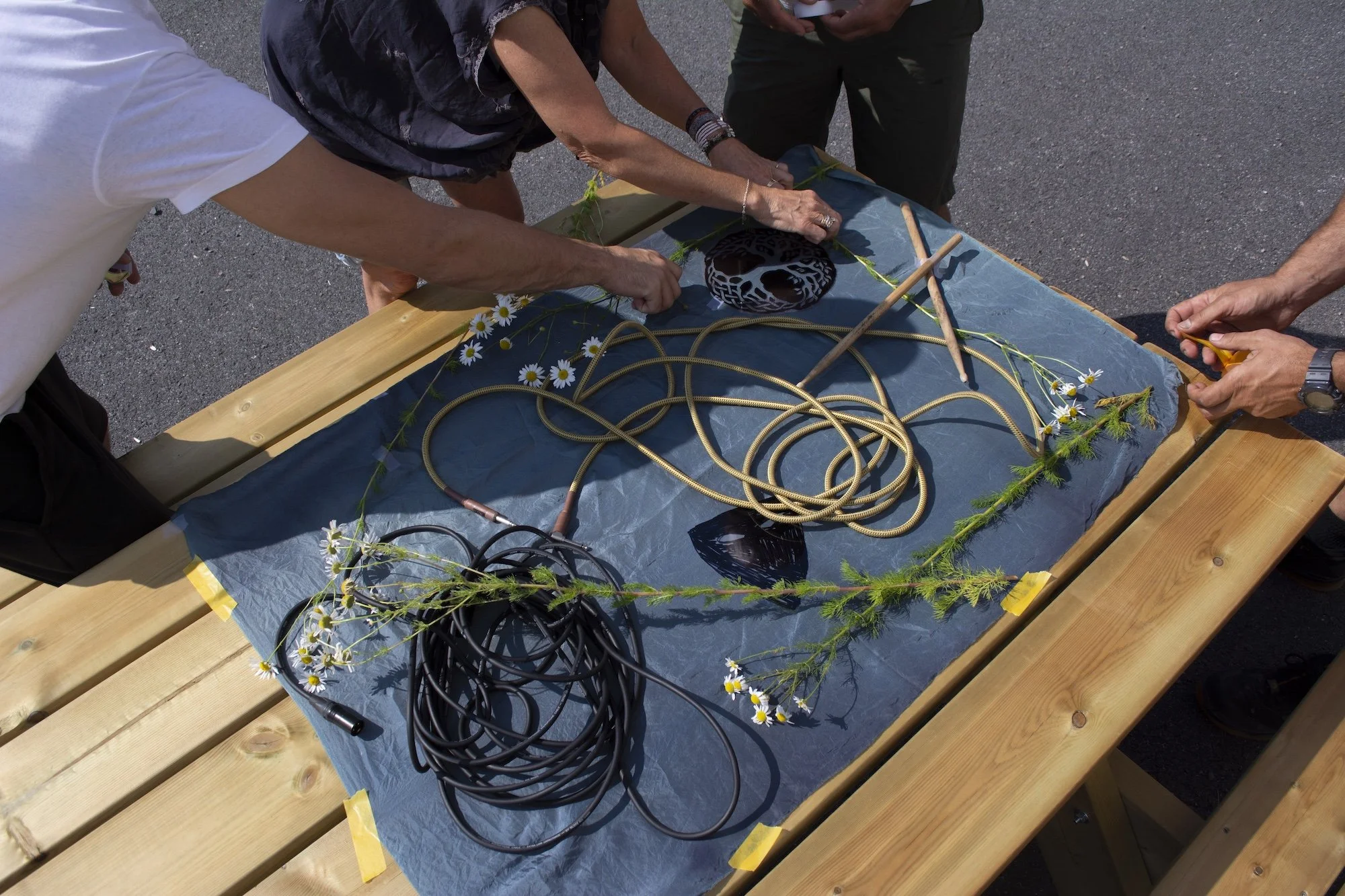 Sceneteppe til Ringerike fengsel, avdeling Ullersmo, i samarbeid med en gruppe innsatte. Teknikk og materiale: Cyanotype på tekstilbiter i bomull, lin, silke og ull, broderi i ull, silke og bomull, applikert på kraftig bomullstekstil. Håndsøm. Fôret 