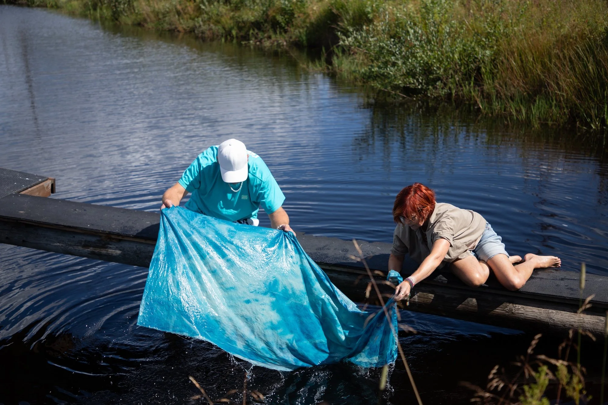 Sceneteppe til Ringerike fengsel, avdeling Ullersmo, i samarbeid med en gruppe innsatte. Teknikk og materiale: Cyanotype på tekstilbiter i bomull, lin, silke og ull, broderi i ull, silke og bomull, applikert på kraftig bomullstekstil. Håndsøm. Fôret 