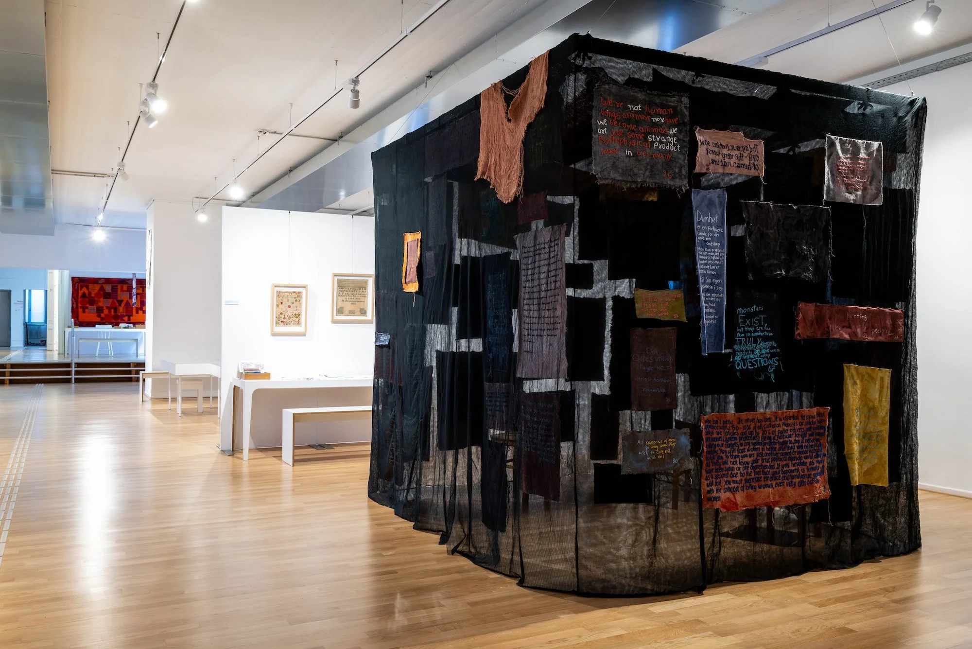 Fra utstilling i Klingspor museum i Tyskland. Powerful textures. Foto: Simon Malz