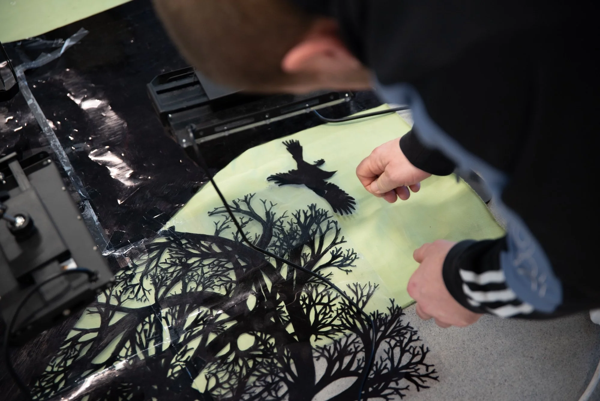 Sceneteppe til Ringerike fengsel, avdeling Ullersmo, i samarbeid med en gruppe innsatte. Teknikk og materiale: Cyanotype på tekstilbiter i bomull, lin, silke og ull, broderi i ull, silke og bomull, applikert på kraftig bomullstekstil. Håndsøm. Fôret 