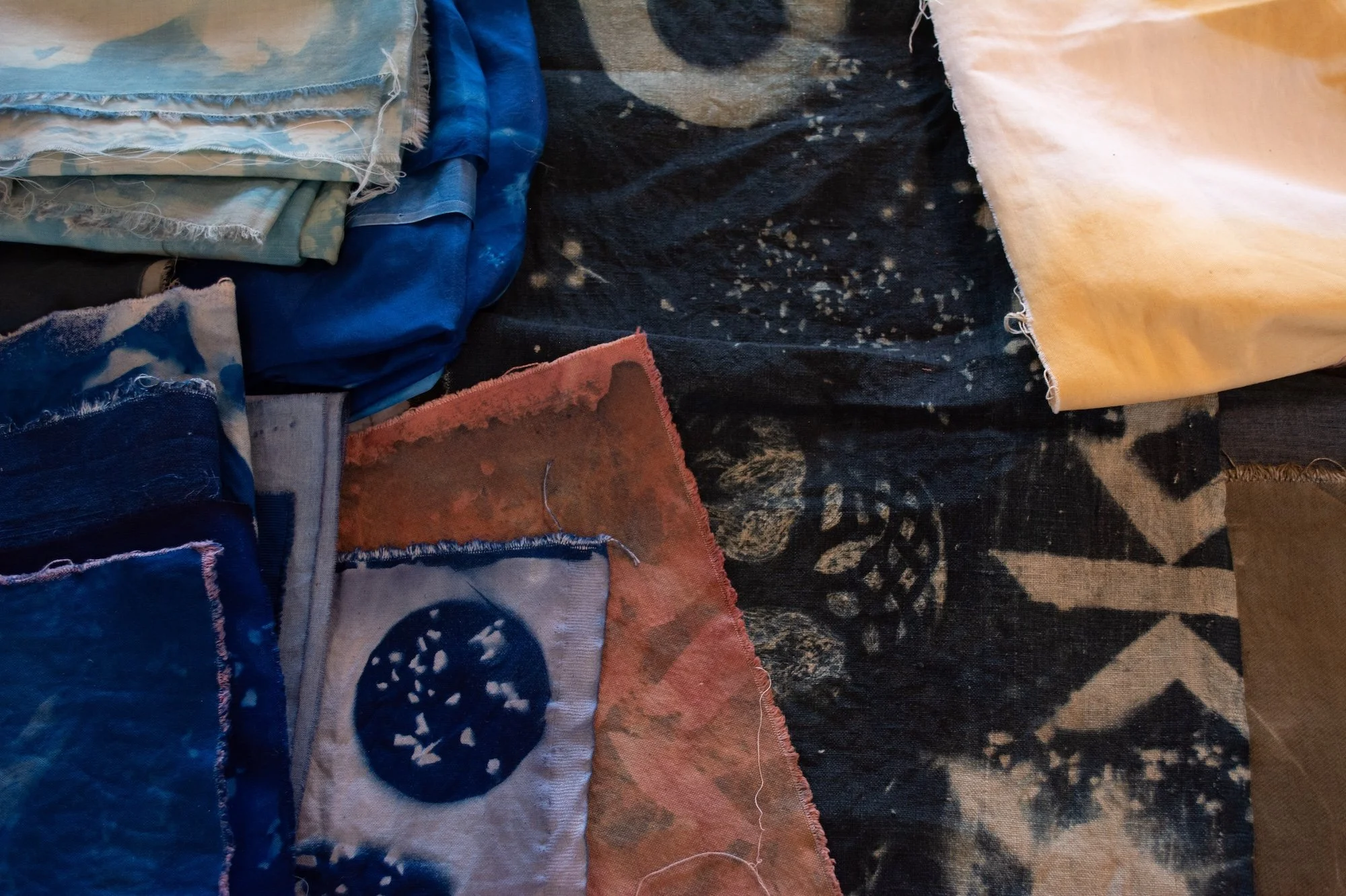 Sceneteppe til Ringerike fengsel, avdeling Ullersmo, i samarbeid med en gruppe innsatte. Teknikk og materiale: Cyanotype på tekstilbiter i bomull, lin, silke og ull, broderi i ull, silke og bomull, applikert på kraftig bomullstekstil. Håndsøm. Fôret 