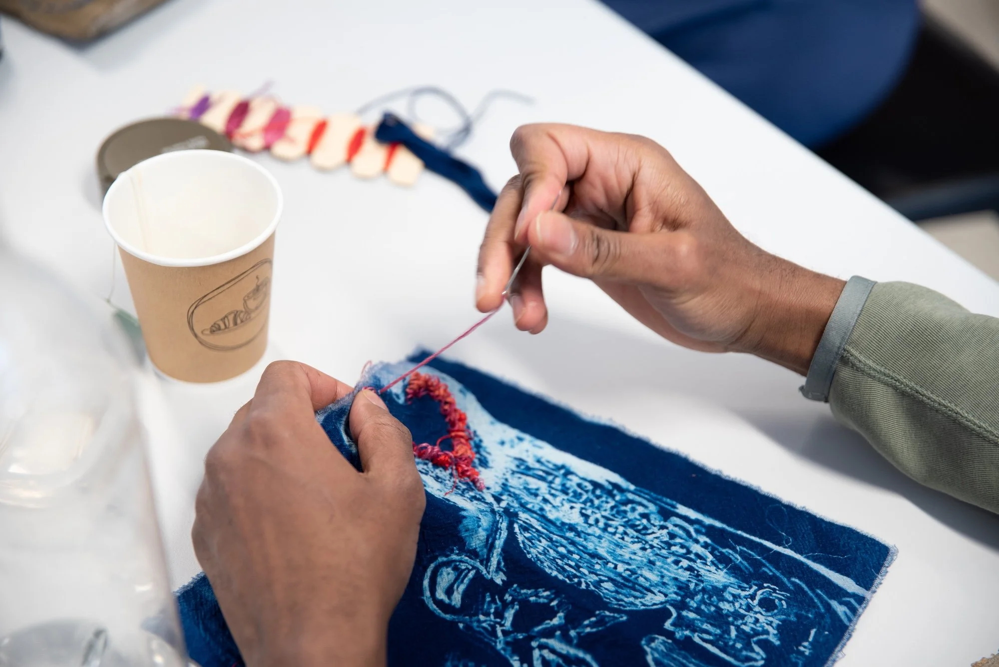 Sceneteppe til Ringerike fengsel, avdeling Ullersmo, i samarbeid med en gruppe innsatte. Teknikk og materiale: Cyanotype på tekstilbiter i bomull, lin, silke og ull, broderi i ull, silke og bomull, applikert på kraftig bomullstekstil. Håndsøm. Fôret 