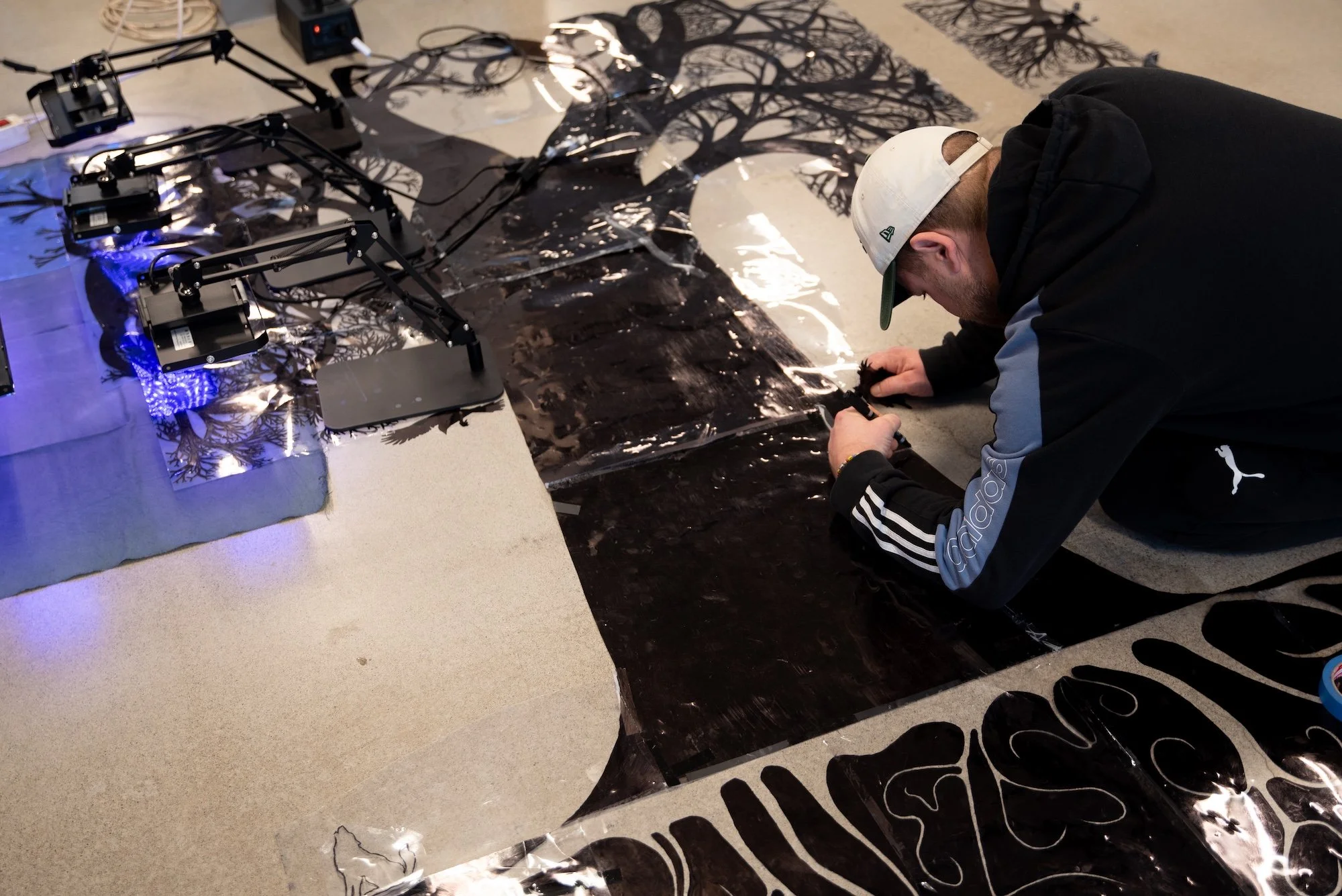 Sceneteppe til Ringerike fengsel, avdeling Ullersmo, i samarbeid med en gruppe innsatte. Teknikk og materiale: Cyanotype på tekstilbiter i bomull, lin, silke og ull, broderi i ull, silke og bomull, applikert på kraftig bomullstekstil. Håndsøm. Fôret 