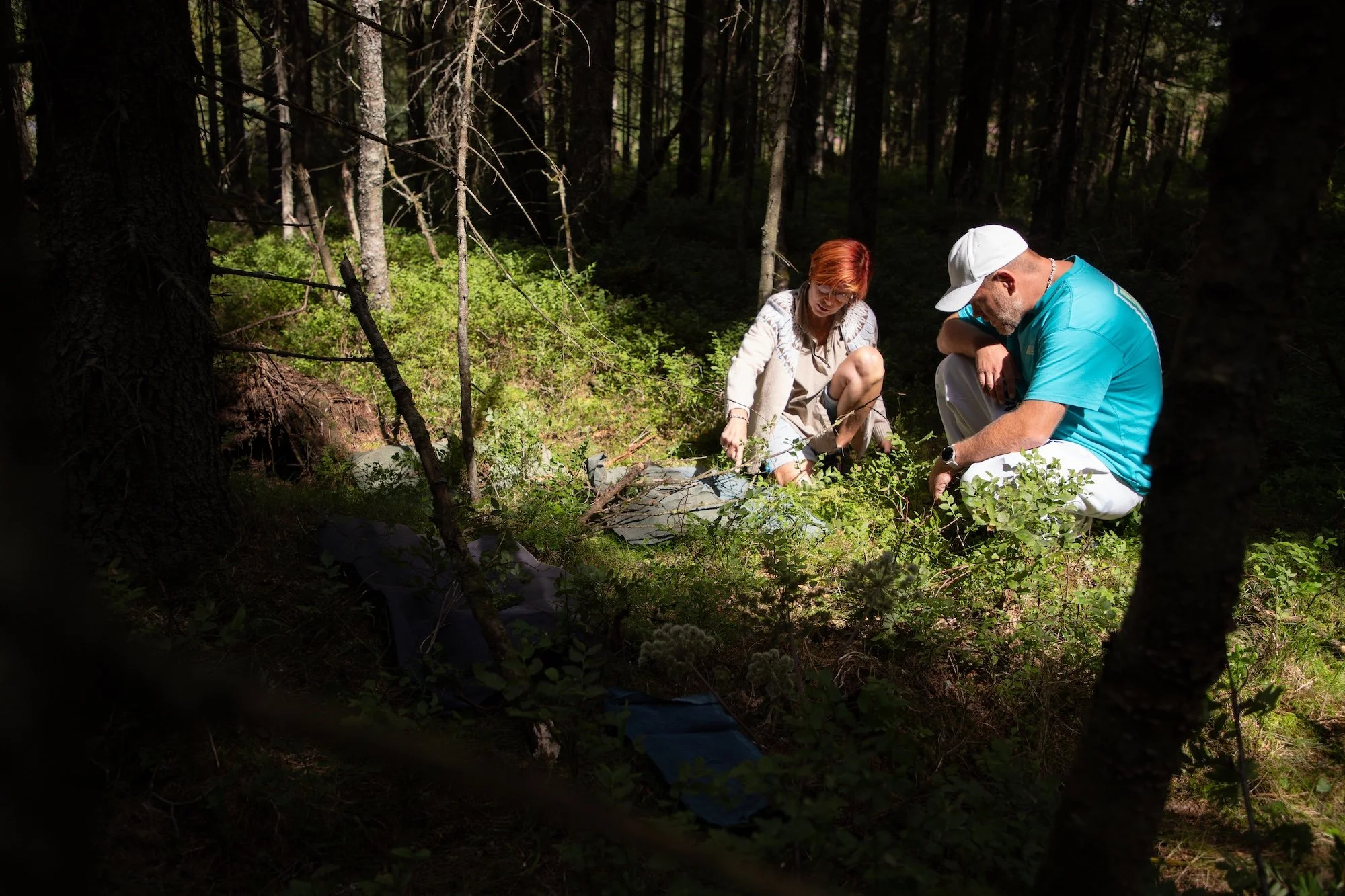 Sceneteppe til Ringerike fengsel, avdeling Ullersmo, i samarbeid med en gruppe innsatte. Teknikk og materiale: Cyanotype på tekstilbiter i bomull, lin, silke og ull, broderi i ull, silke og bomull, applikert på kraftig bomullstekstil. Håndsøm. Fôret 