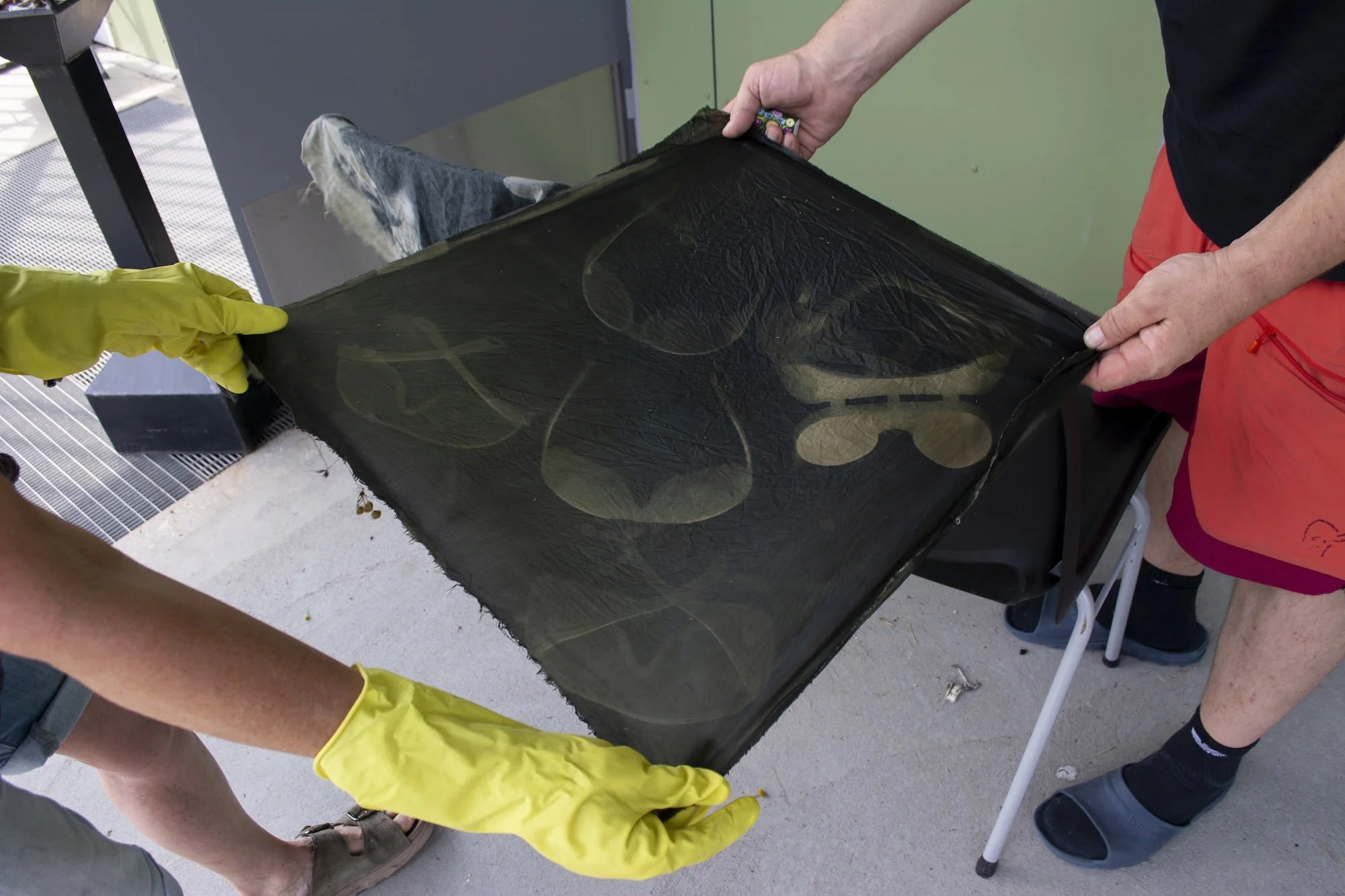 Sceneteppe til Ringerike fengsel, avdeling Ullersmo, i samarbeid med en gruppe innsatte. Teknikk og materiale: Cyanotype på tekstilbiter i bomull, lin, silke og ull, broderi i ull, silke og bomull, applikert på kraftig bomullstekstil. Håndsøm. Fôret 