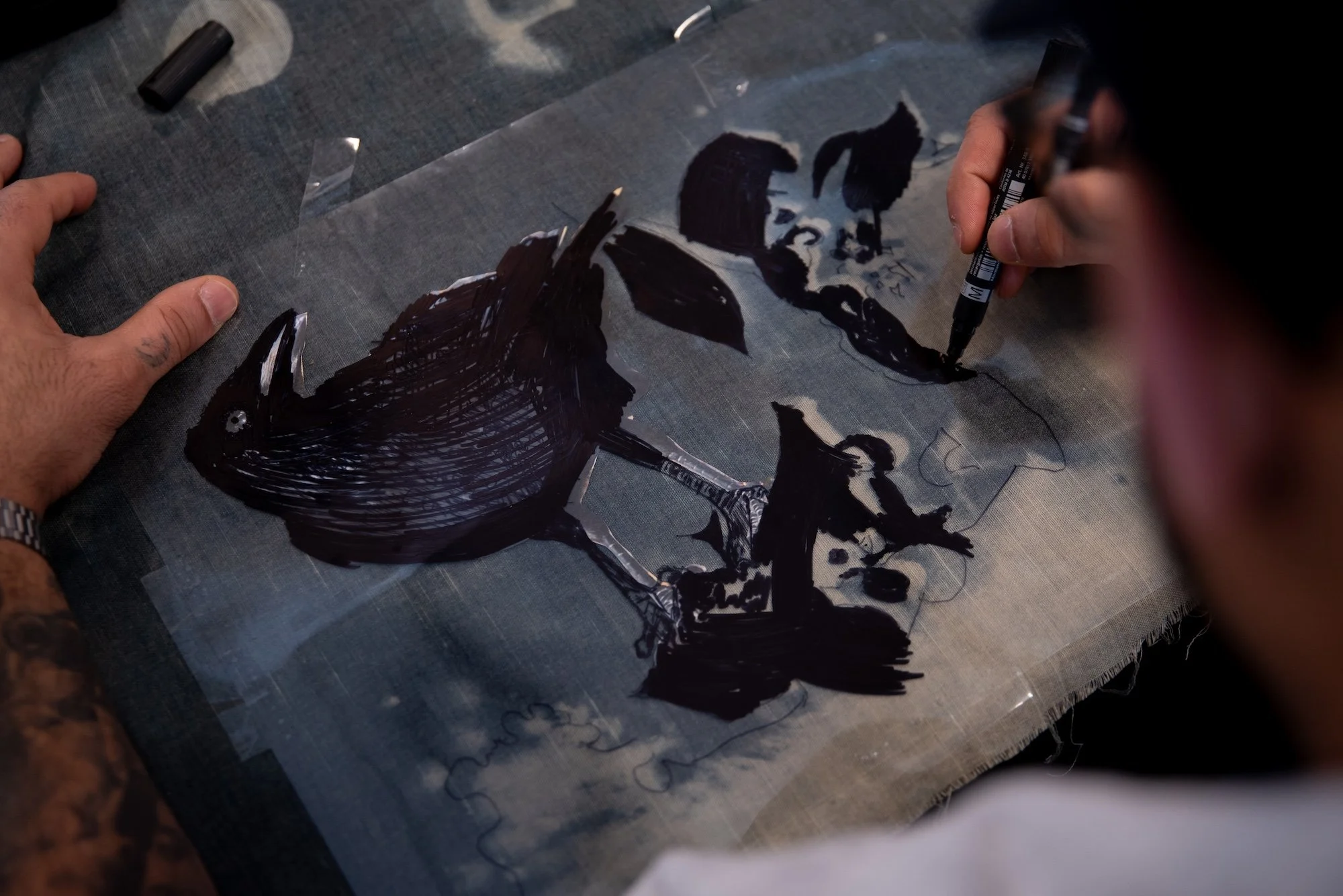 Sceneteppe til Ringerike fengsel, avdeling Ullersmo, i samarbeid med en gruppe innsatte. Teknikk og materiale: Cyanotype på tekstilbiter i bomull, lin, silke og ull, broderi i ull, silke og bomull, applikert på kraftig bomullstekstil. Håndsøm. Fôret 