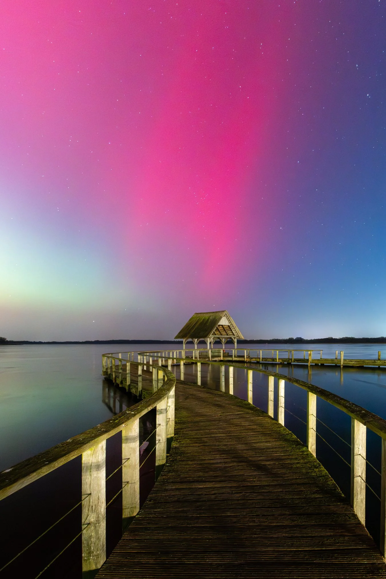 Polarlicht Hemmelsdorfer See Aurora Norddeutschland Schleswig-Holstein Nordlicht Fotografie Steg Haus Himmel Stern