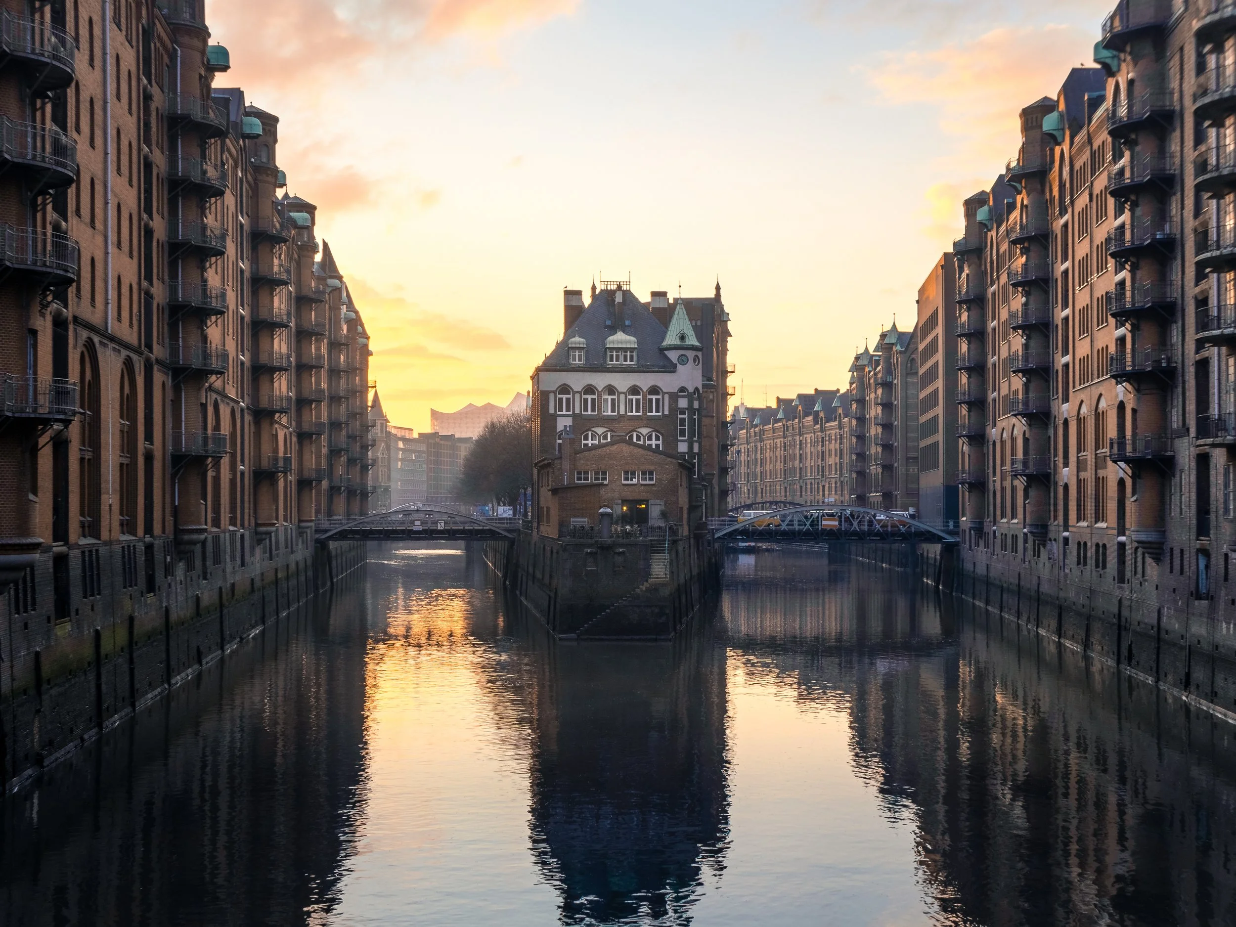 Hamburg Wasserschloss Speicherstadt Architektur Weltkulturerbe Spiegelung Elbe Sonnenuntergang