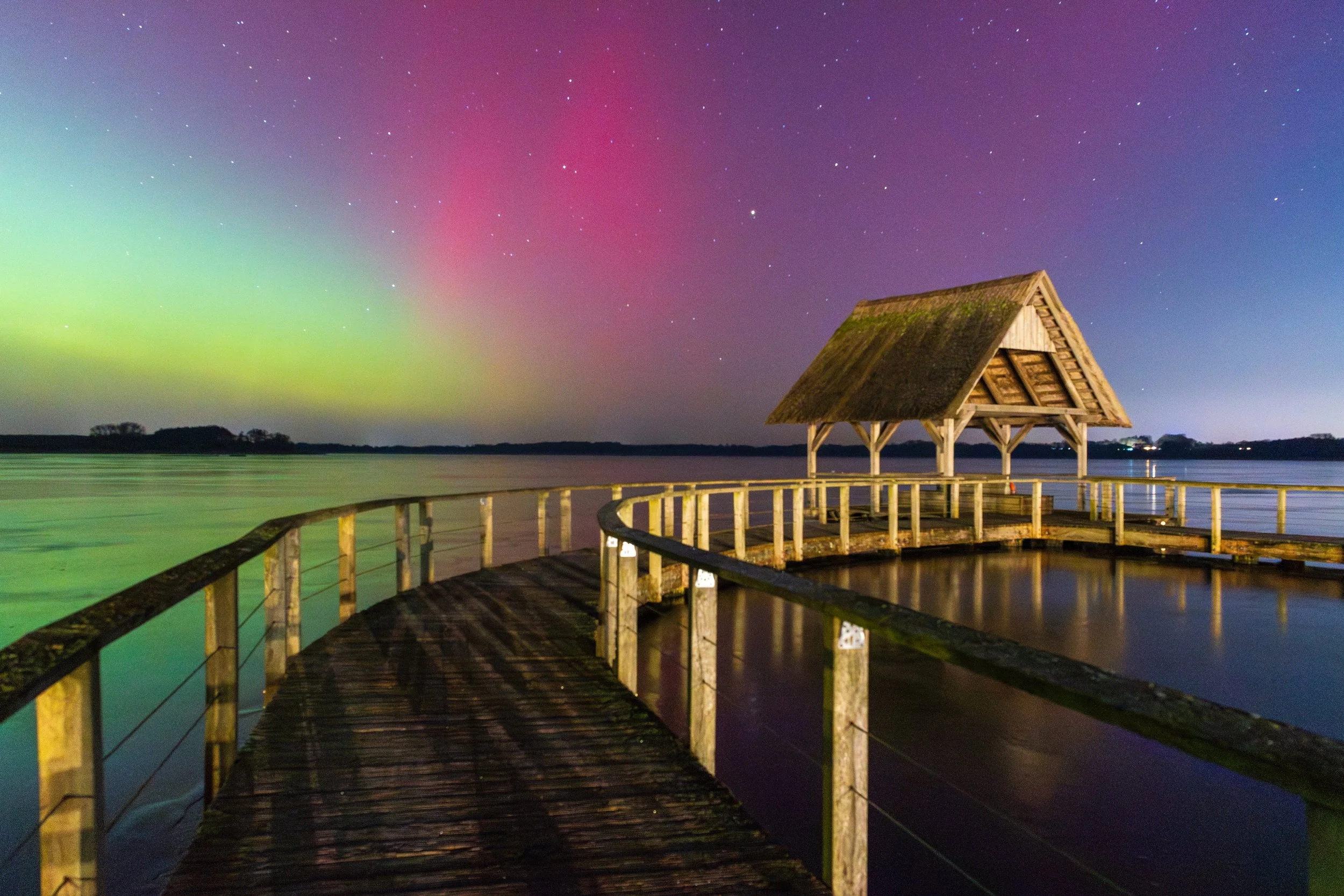 Polarlicht Hemmelsdorfer See Aurora Norddeutschland Schleswig-Holstein Nordlicht Fotografie Steg Haus Himmel Stern
