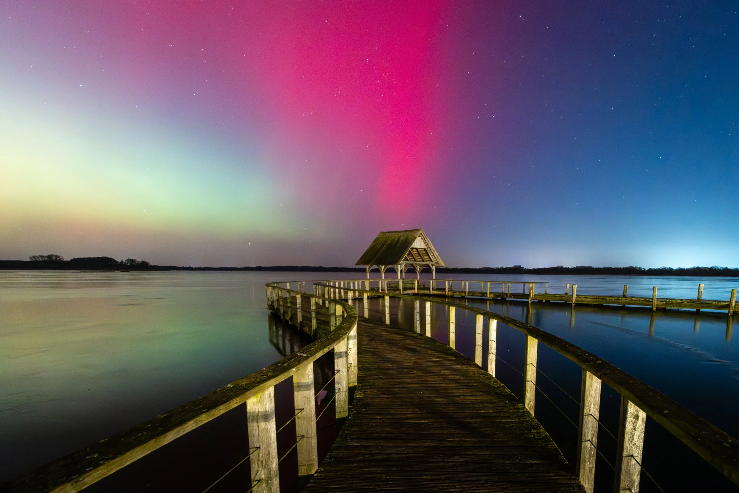 Polarlicht Hemmelsdorfer See Aurora Norddeutschland Schleswig-Holstein Nordlicht Fotografie Steg Haus Himmel Stern