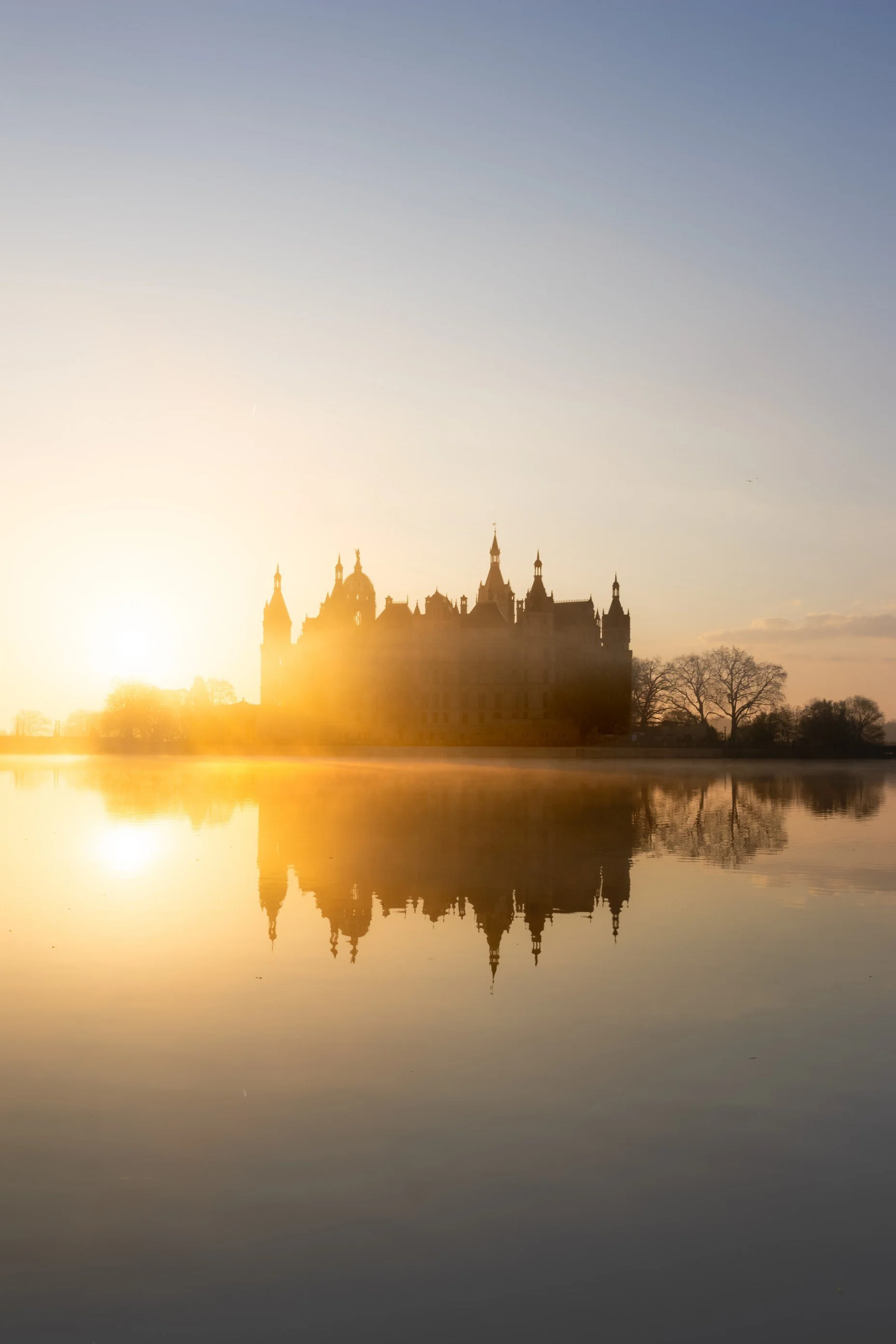 Schwerin Schloss Sonnenaufgang Spiegelung Mecklenburg Vorpommern See UNESCO Weltkulturerbe