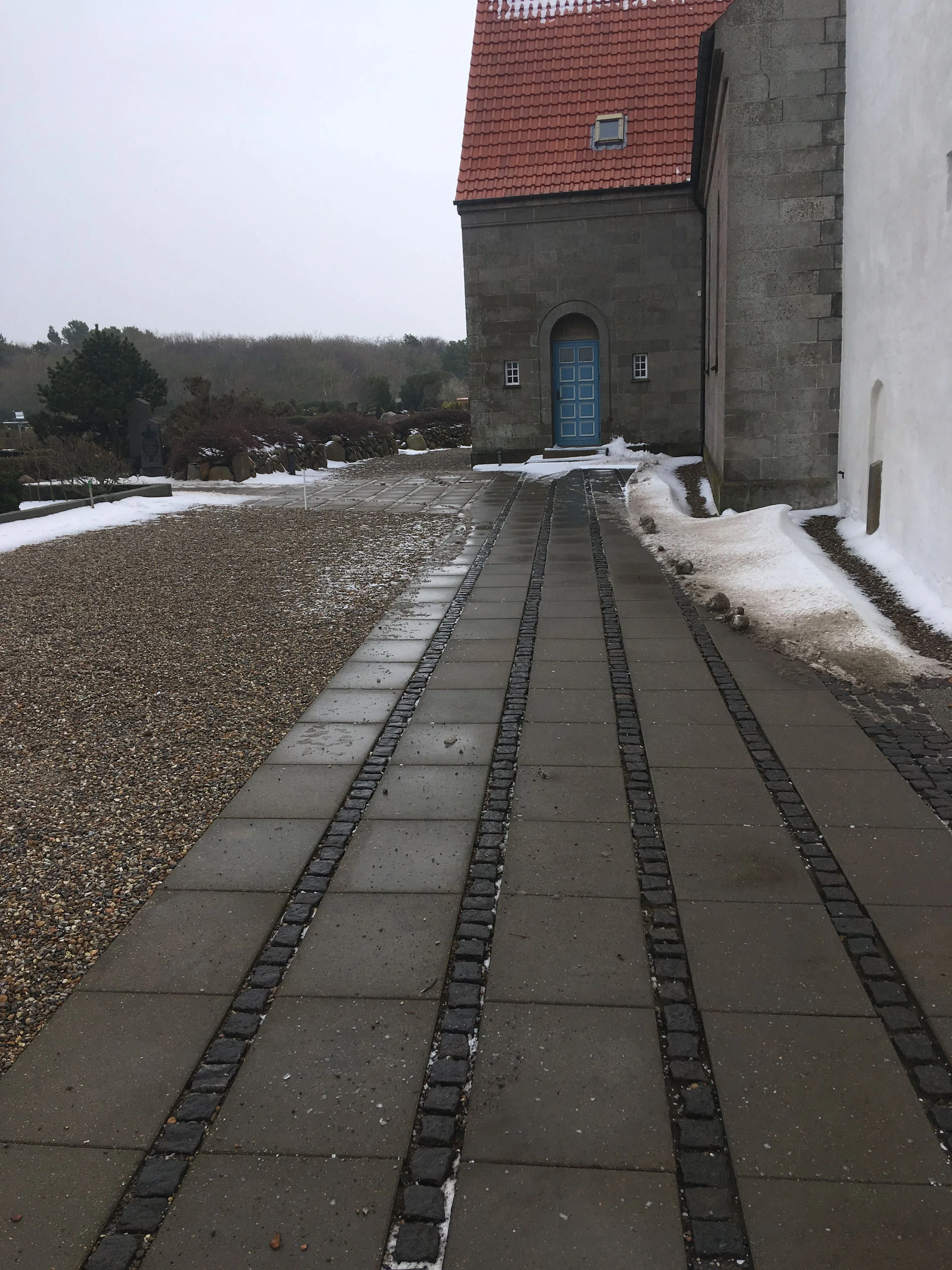 Belægningsopgave ved kirke