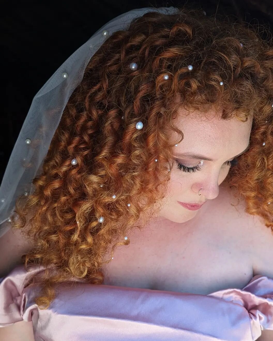 @laurenloftinhair has legendary hair, so it was such an honor to style it for her on her wedding day at @firepitweddings AND add some cute pearls and stars too. Thank you for having me Lauren 🙏

Makeup by @brunettiartistry