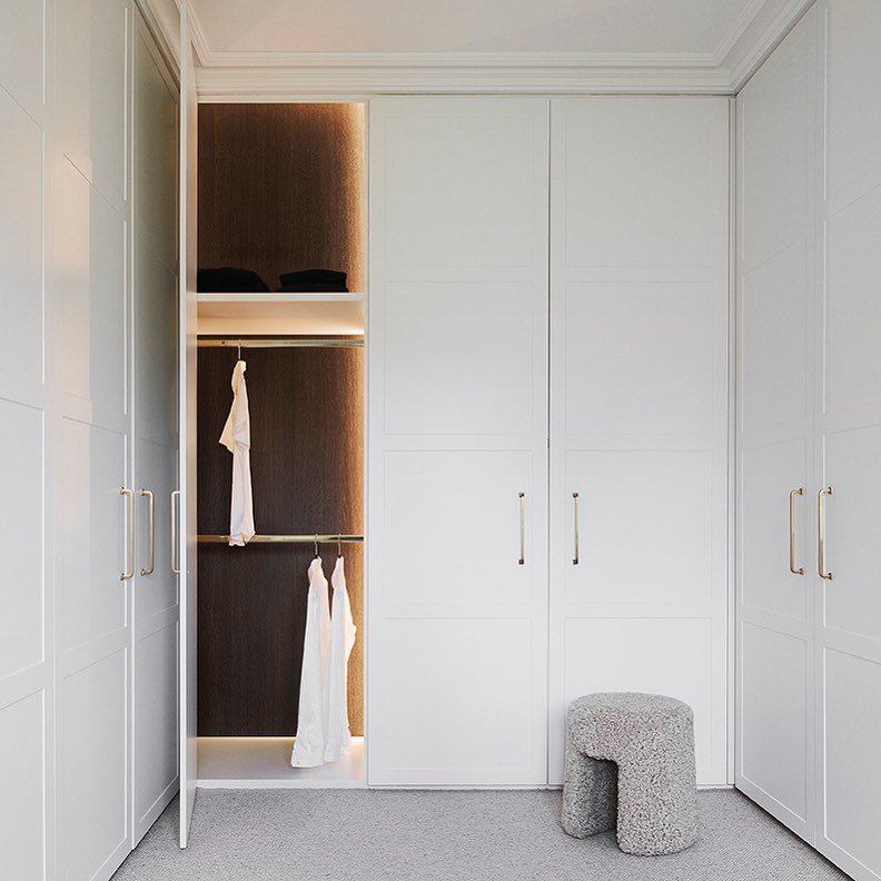 Walk in Wardrobe of your dreams by @interiorflowau with lighting that switches on when you open the doors and off again when you close the doors 

Interior Design @interiorflowau 
Styling @interiorflowau 
Photographer @nicoleengland 
Stool @cultdesig
