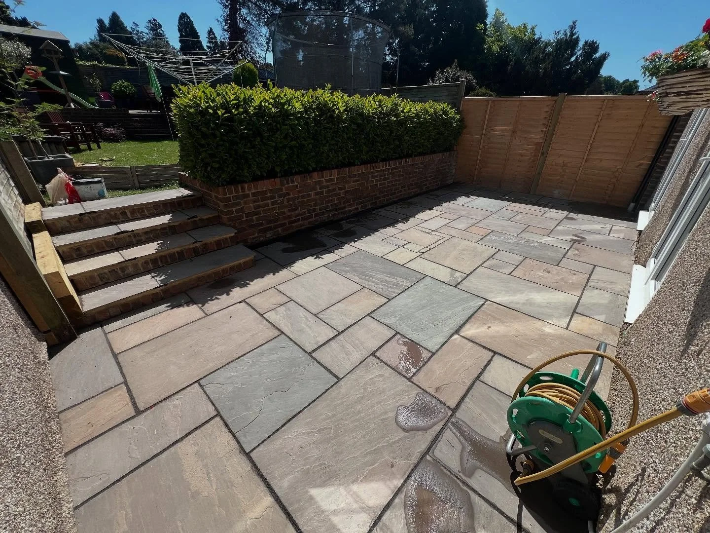 Another stunning example of natural Indian sandstone craftsmanship! Earlier this summer, we transformed a project in Tonbridge with the beautiful Raj colour of Indian sandstone, giving the space a fresh, elegant facelift. By cleverly utilizing the ex