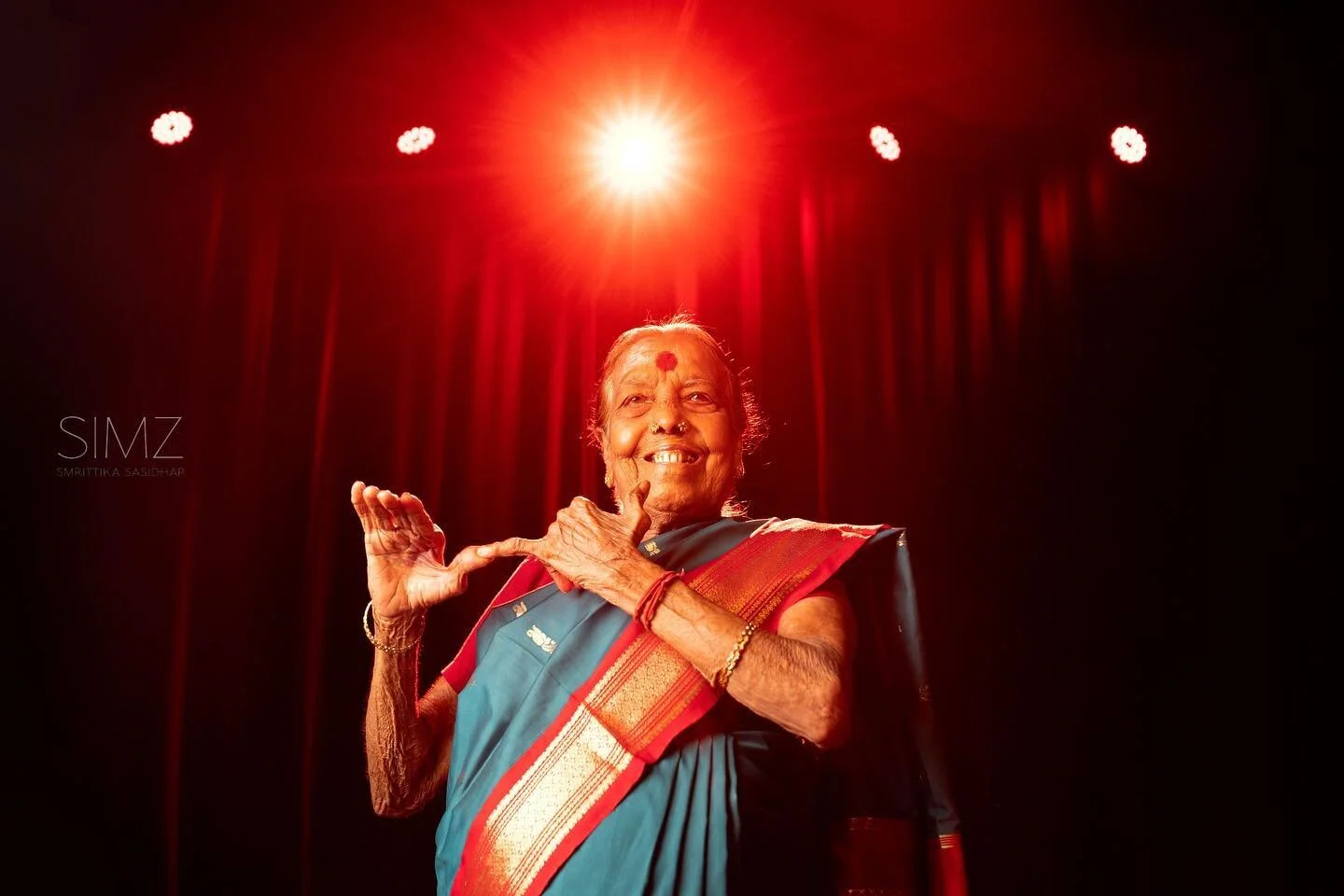 Such an honour to capture Portraits of Living legends like Padma Shri Viralimalai Muthukannamal Amma, 7th generation  Sadir hereditary dancer ✨🙏 Thank you akka @swarnamalyag for bringing us in her presence ✨ 
@rangamandiraacademy 
@medai.thestage @c
