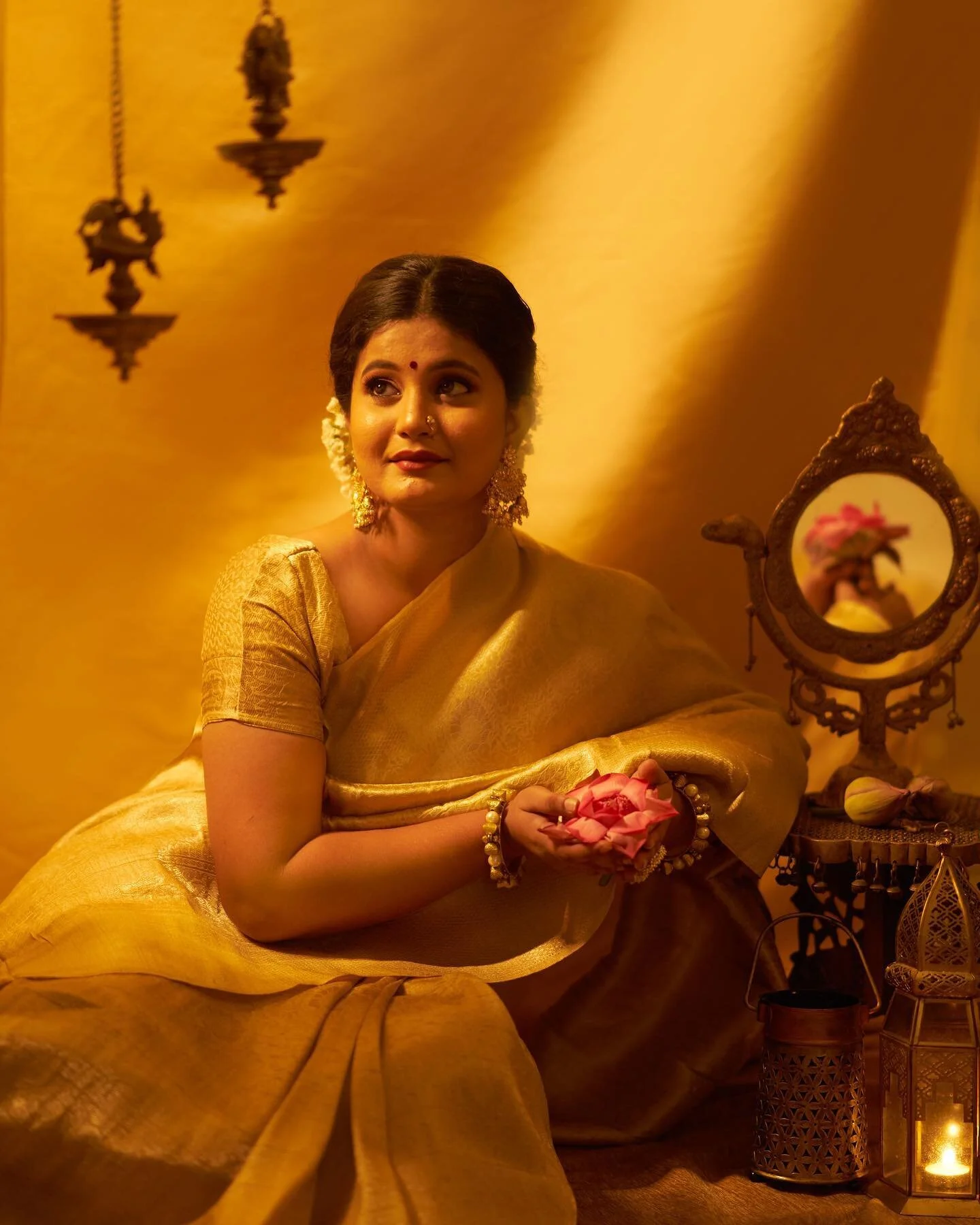 Radiance series ❤️✨ 
Model and makeup artist: @satyaglowup_artistry satyaglowup_artistry 
Concept, styling, pics and video : @simz_photographyy 
@smrittikasasidhar 
BTS and Strength @ar.kumudhavalli_sasidhar ✨❤️