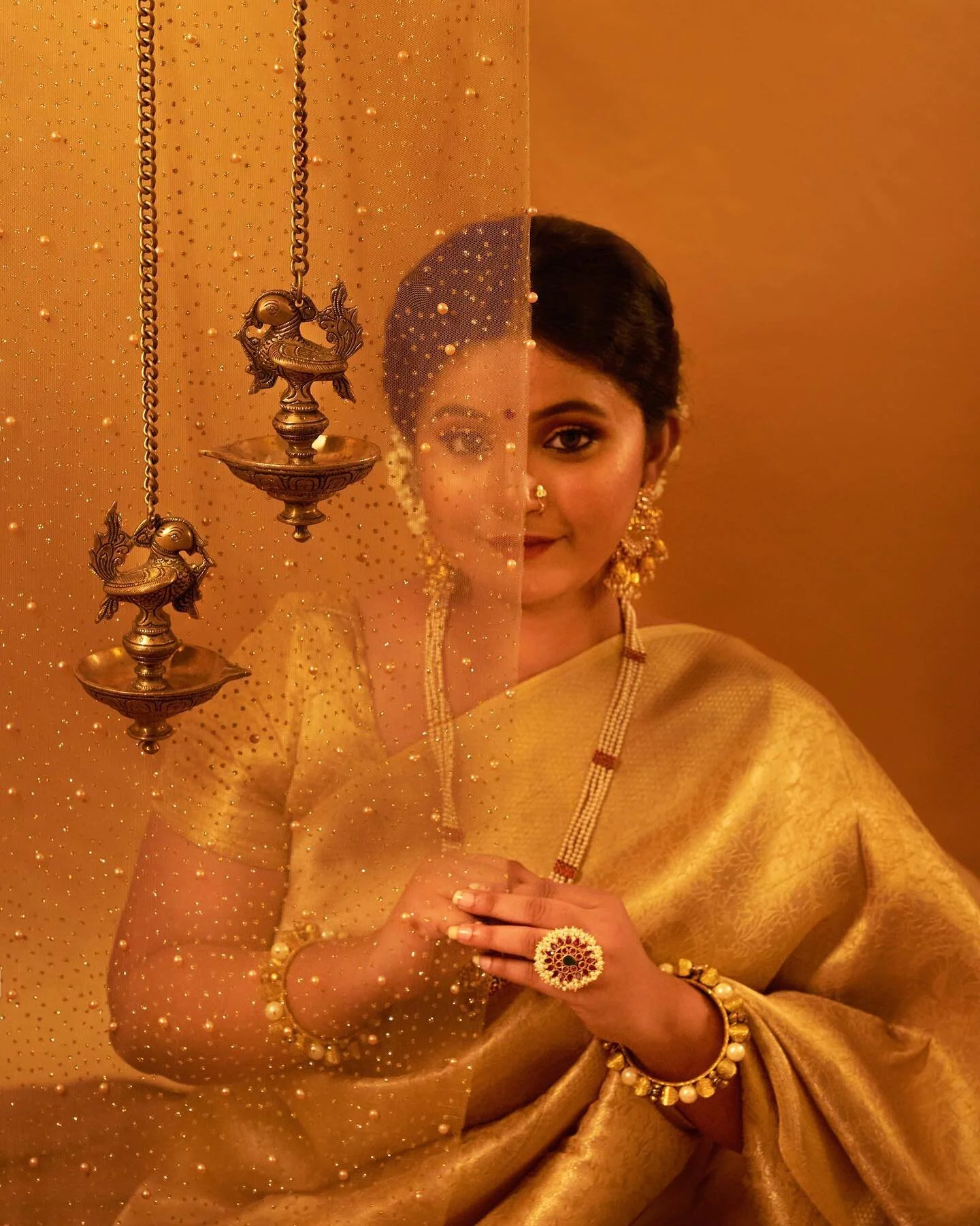 Radiance series ✨&hearts;️ Concept, styling,📸 @simz_photographyy @smrittikasasidhar 
Model and Makeup @satyaglowup_artistry 
Bts and Support @ar.kumudhavalli_sasidhar ❤️✨ 

#indian #indianwoman #womanshoot #sareeshoot #ethnicshoot #goldensaree #fema