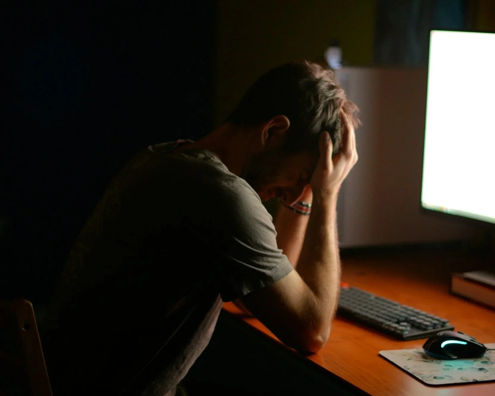 Mann erschöpft vorm Computer