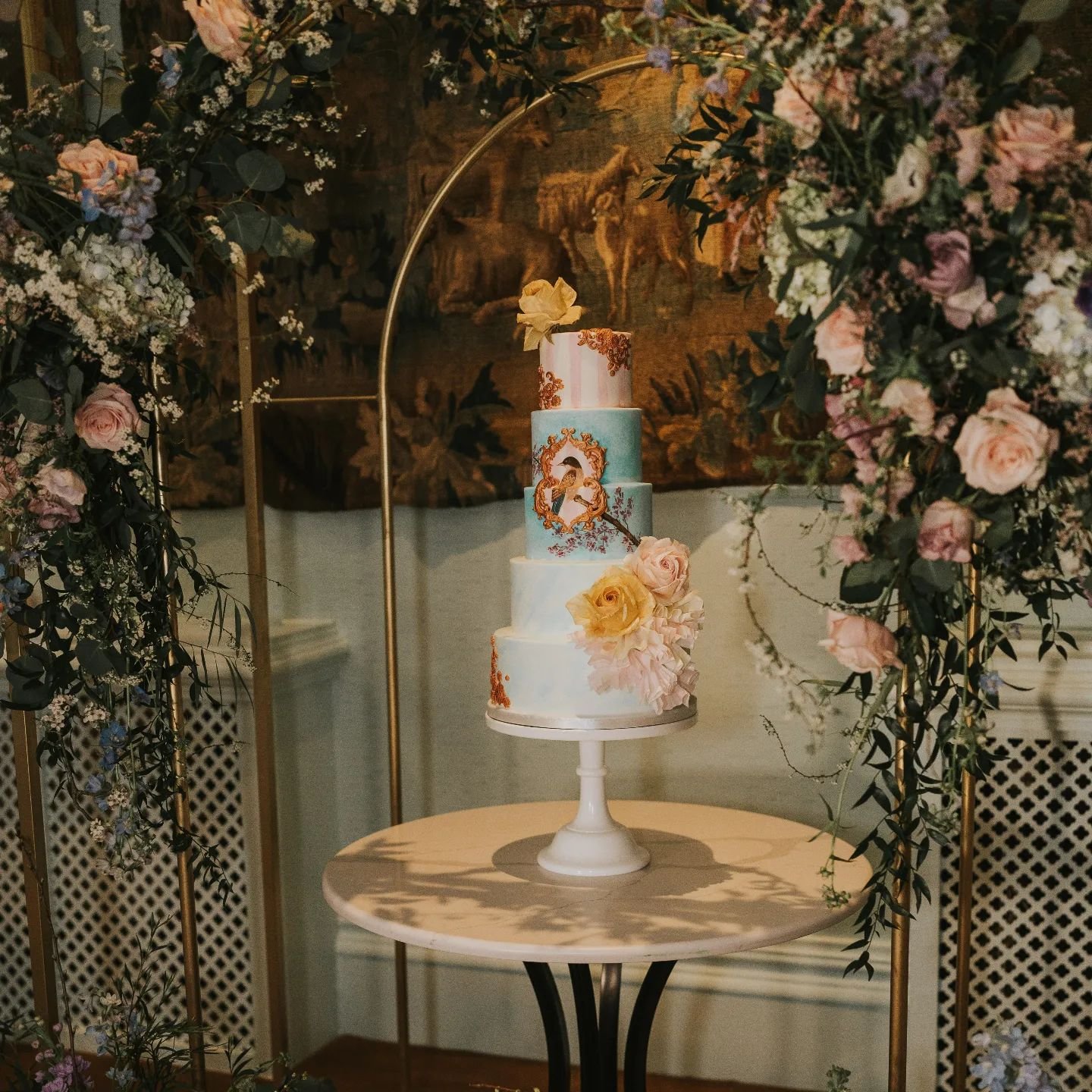 Of course I was going to give you a full frontal view of this cake! Framed so beautifully by gorgeous florals by @fabulousweddingflowers, I adore the vintage feel and the tapestry backdrop...it all lends so perfectly to the Regency theme. 

Image by 