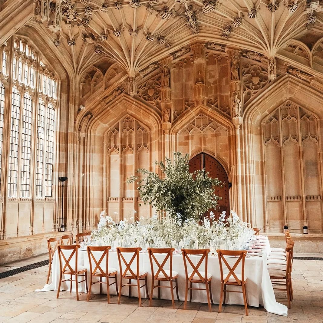 I've seen a variety of set-ups at the beautiful Divinity Hall but this square table arrangement with a central tree is my new favourite! Kudos to the brilliant @fabulousweddingflowers who developed the concept. Sometimes in a venue as impressive as t