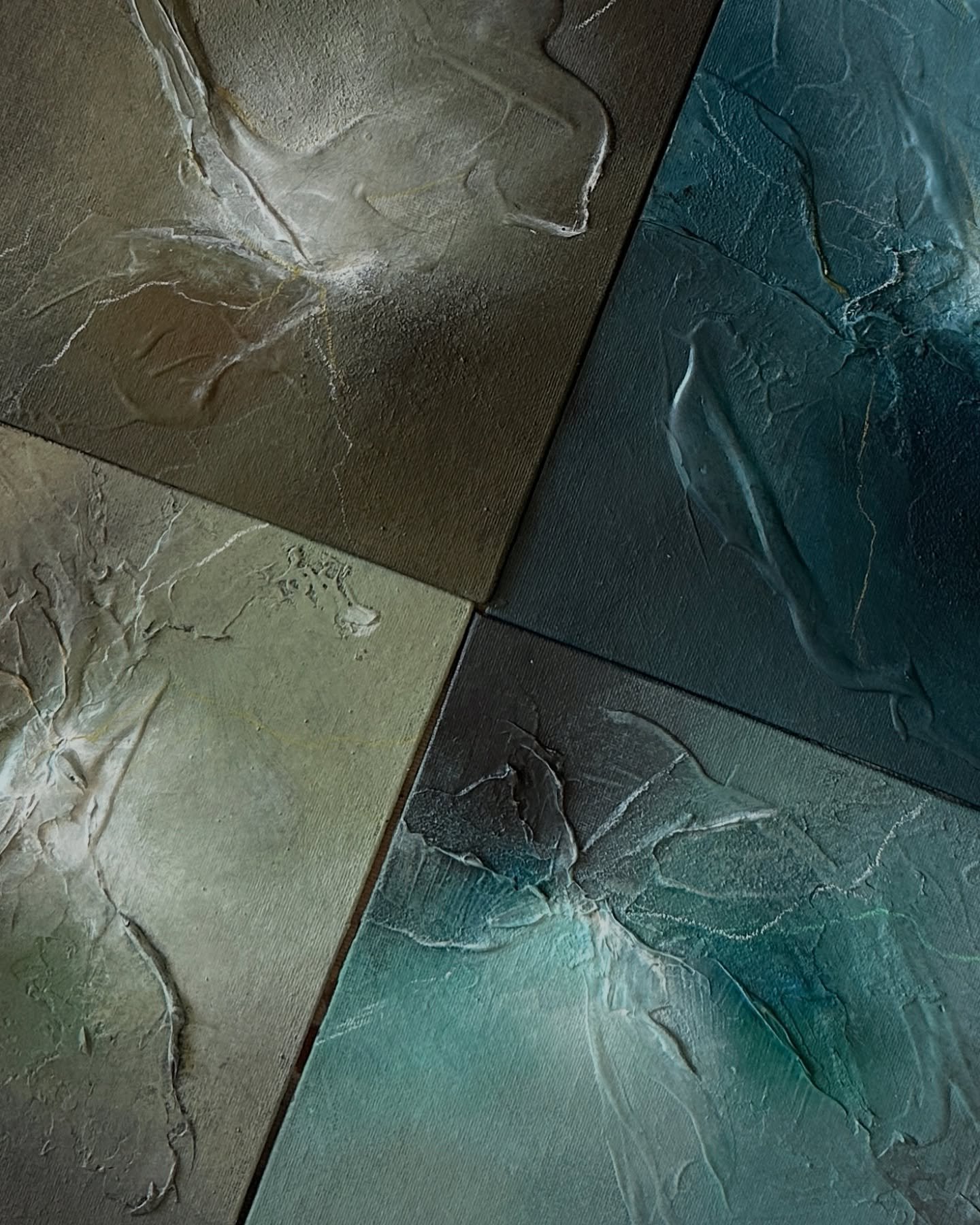 A little sneak peak 👀. 5 new minis are ready to be out in the world. Soon&hellip; Join my mailing list if you want to be notified first &amp; get early access. 

#abstract_post #artforsaleonline #minipaintings #abstractpaintings #artcuration #artcol