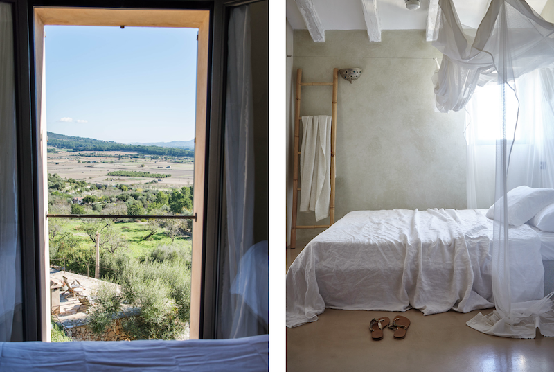 Links ist ein Blick aus einem Fenster auf eine grüne Landschaft mit Hügeln und blauen Himmel. Rechts ist ein Schlafzimmer mit einem Bett aus weißen Laken, einem Holzleiter als Handtuchhalter, und Sandalen auf dem Boden.