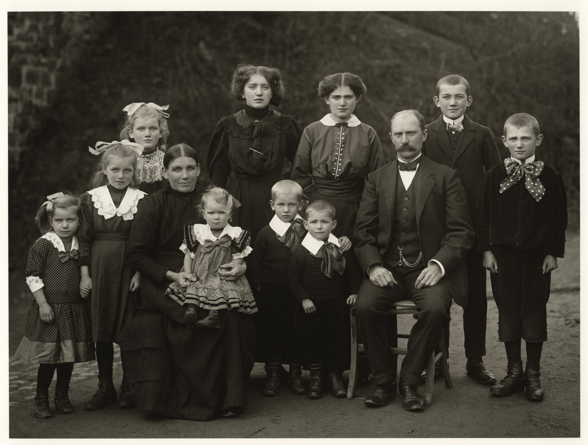 Century family. Август Зандер (August Sander; 1876—1964). Август Зандер - фермер 1910. Семья 20 века. Старинные фотографии.