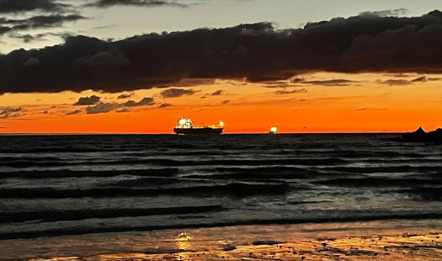 Good morning #falmouthcornwall 🧡

#nofilter #nofilterneeded #igcornwall #cornwall #falmouth #kernow #cornishsunrise #wintersunrise #onthebeach