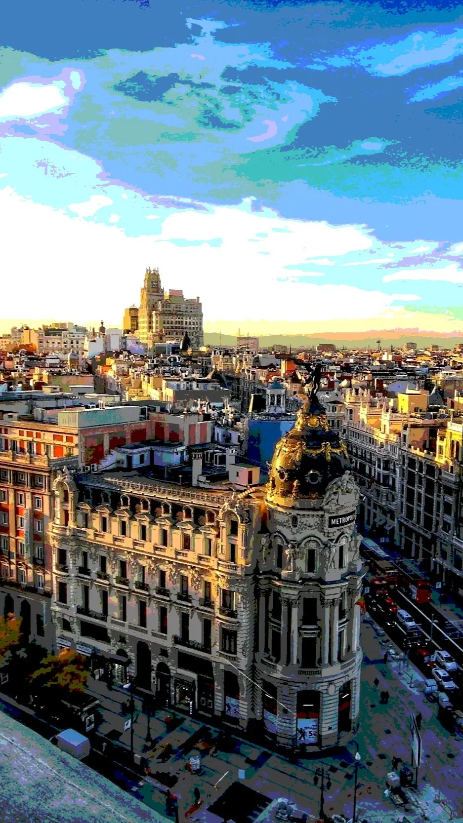 Paisaje urbano con edificios históricos, uno de ellos con una torre del reloj y una cúpula dorada, bajo un cielo parcialmente nublado durante el atardecer.