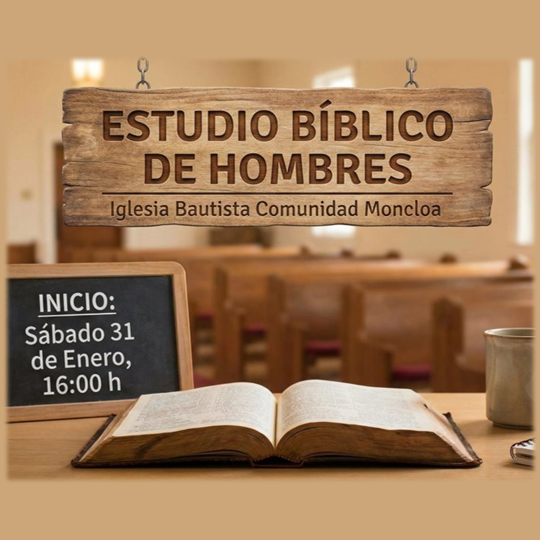 Wooden sign reading 'Estudio Bíblico de Hombres, Iglesia Bautista Comunidad Moncloa', with a chalkboard indicating the start date and time as Saturday, January 31, at 4:00 PM, an open Bible, a mug, and a pen on a wooden table inside a church with chairs.