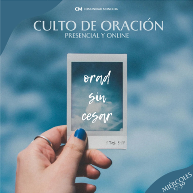 Hand holding a Polaroid photo with a sky background, overlayed on a blue promotional poster for an online prayer service, with text in Spanish and a Bible verse.