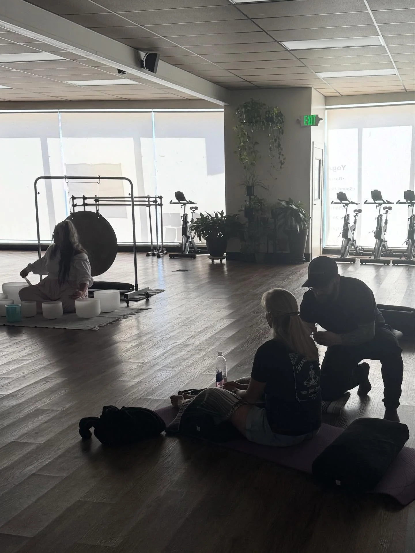 Had a great Sunday morning reset at @balanced_movementyoga . After the attendees were set with five needles in their ears, Kate led us into a deeper state of relaxation with her beautiful singing bowls! Feeling grateful and thankful to have shared wi